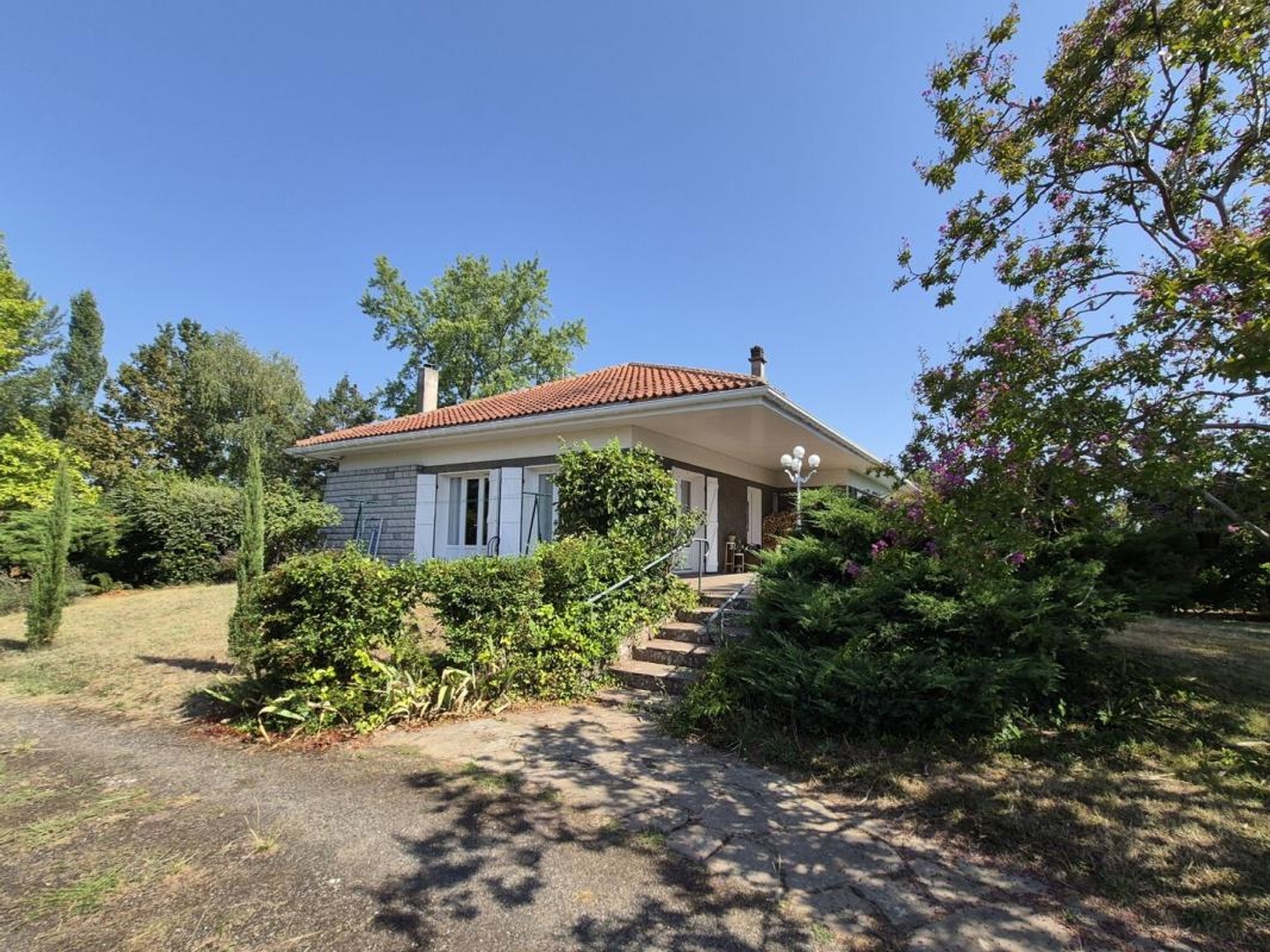 À vendre, Trie-sur-Baïse, Hautes-Pyrénées : Belle villa rénovée comprenant 4 chambres, atelier, garage, des terrasses et une piscine, nichée au coeur d'un joli jardin de 2 941 m². Emplacement idéal, à quelques pas des commerces