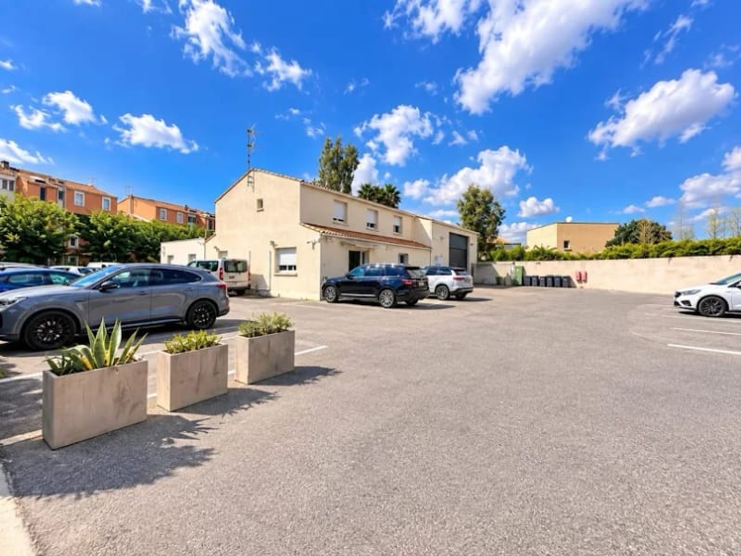 Local 8 pièces 400 m²
