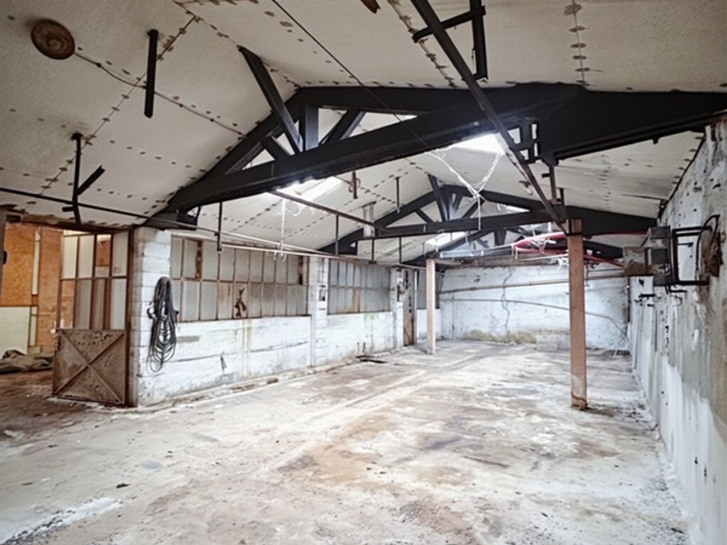 Hangar de 200m² - Fort potentiel d'aménagement - L'ISLE D'ESPAGNAC (16)