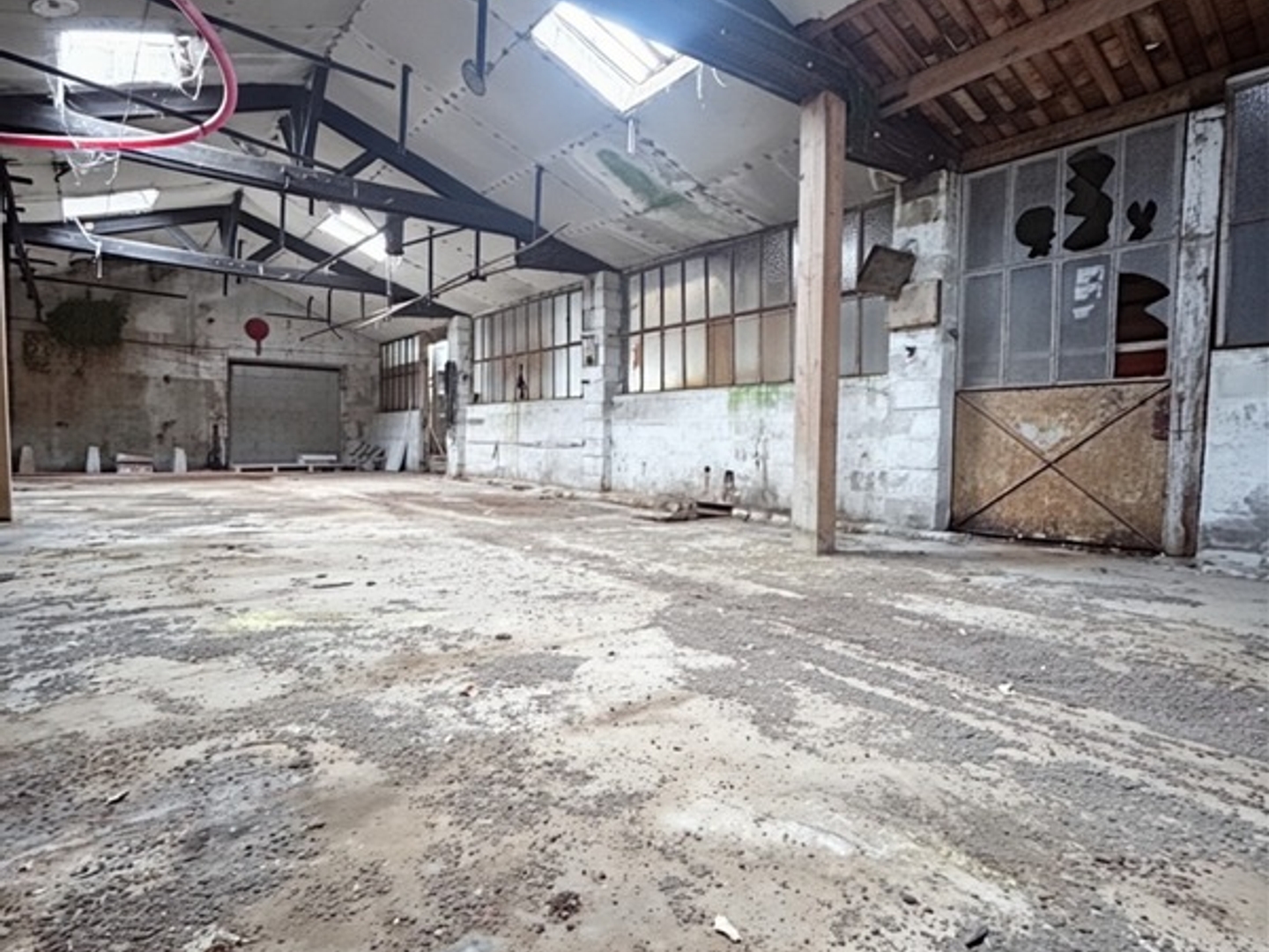 Locaux à vendre - 2 pièces - 250m2 - L'isle-D'espagnac (16340)