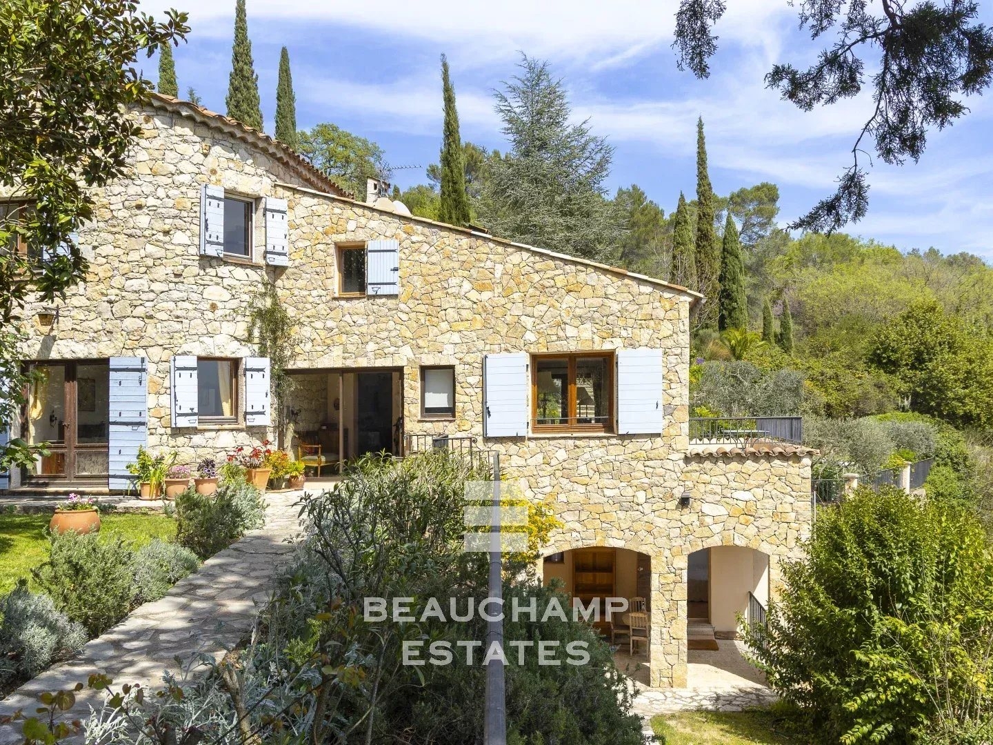 Maison à vendre - 11 pièces - 328m2 - Tourrettes (83440)