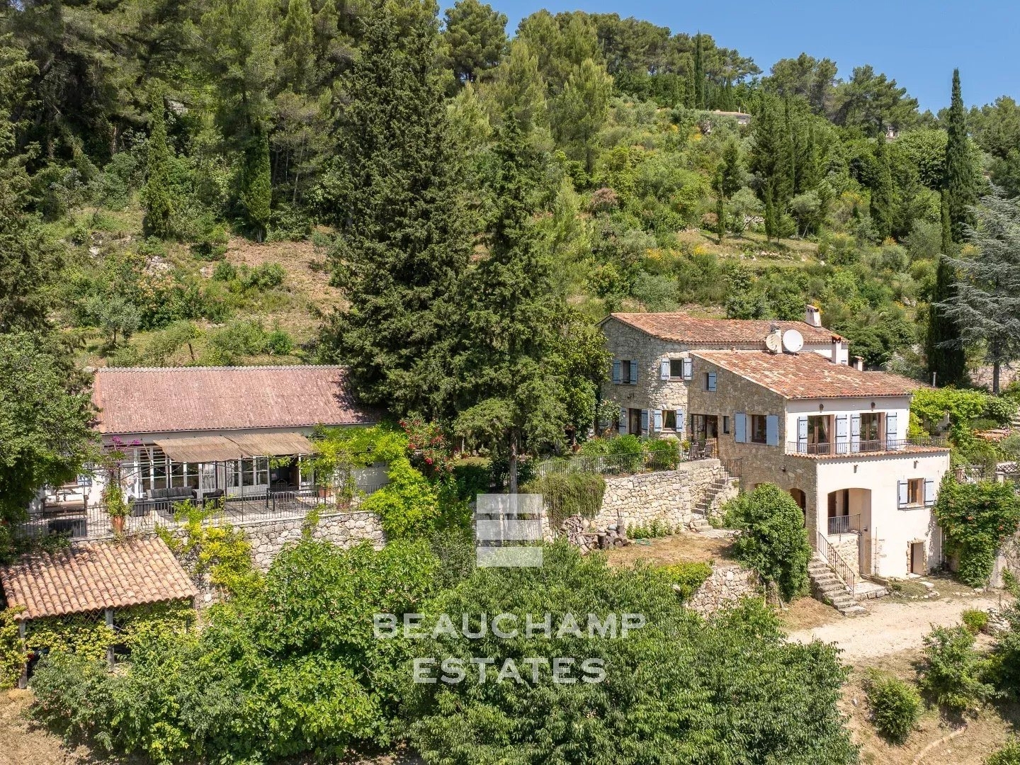 Maison à vendre - 11 pièces - 328m2 - Tourrettes (83440)