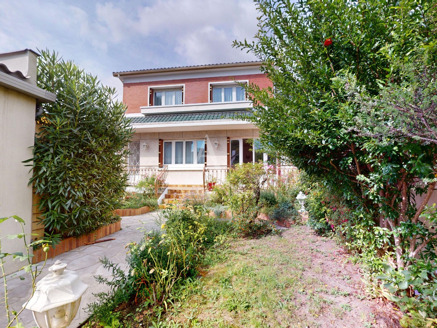 BONDY, Maison spacieuse avec garage atelier, jardin et fort potentiel- Quartier Coquetiers