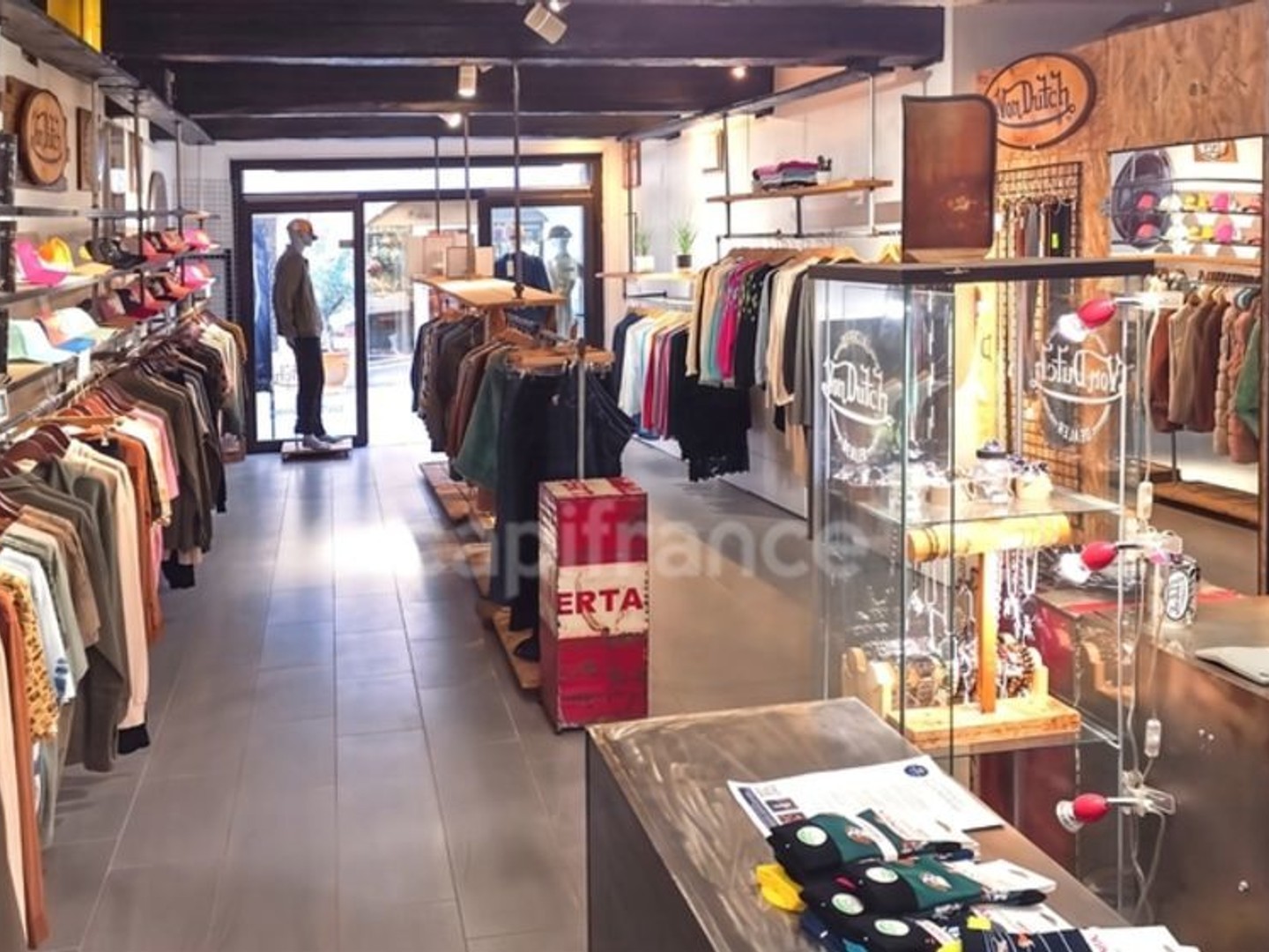 GARD (30) AIGUES-MORTES (30240) à vendre Fonds de commerce superbe magasin/boutique prêt à porter de 56 m 2