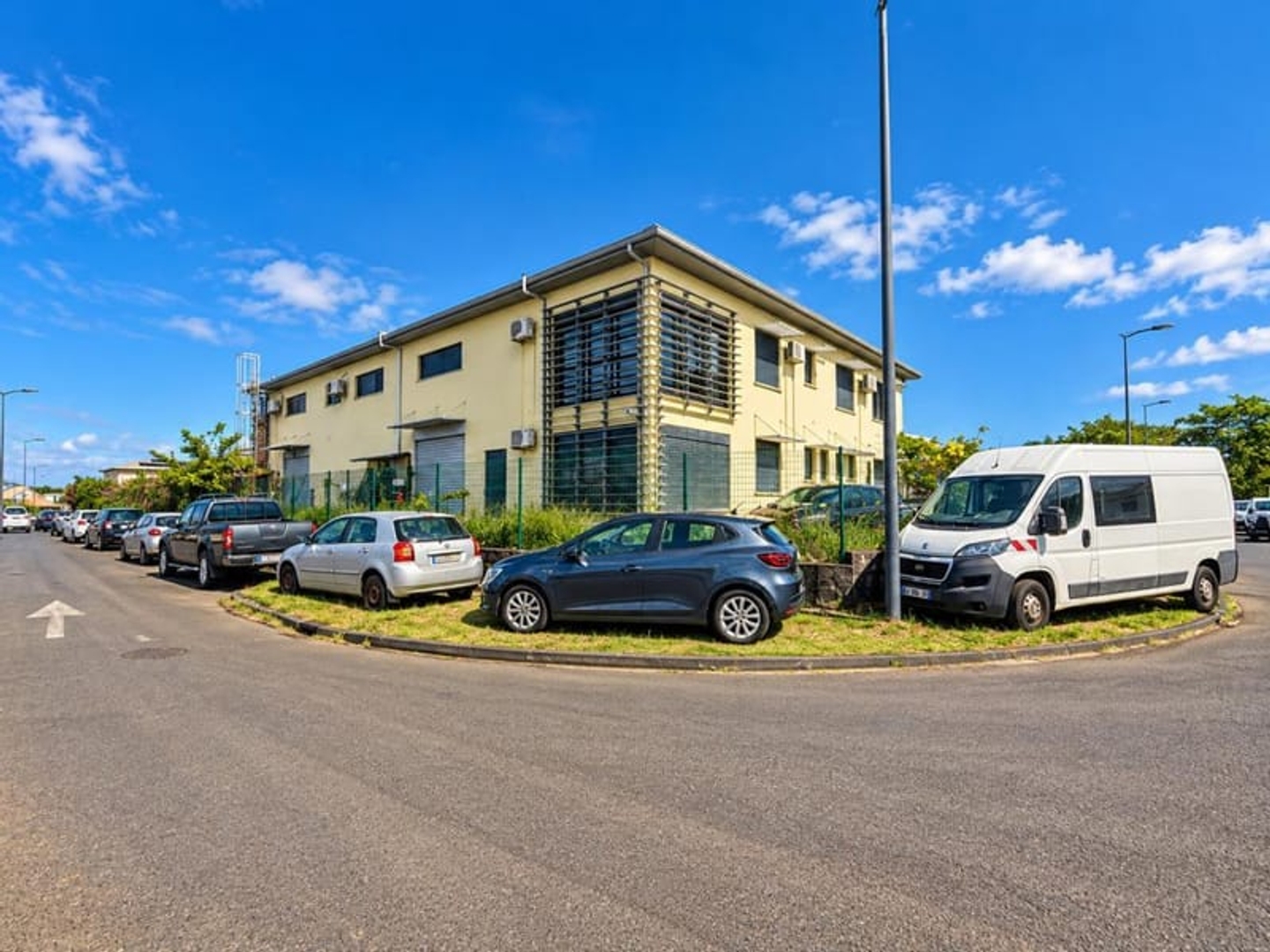 ENTREPÔT 669 M² AVEC BUREAUX - SAINTE-SUZANNE