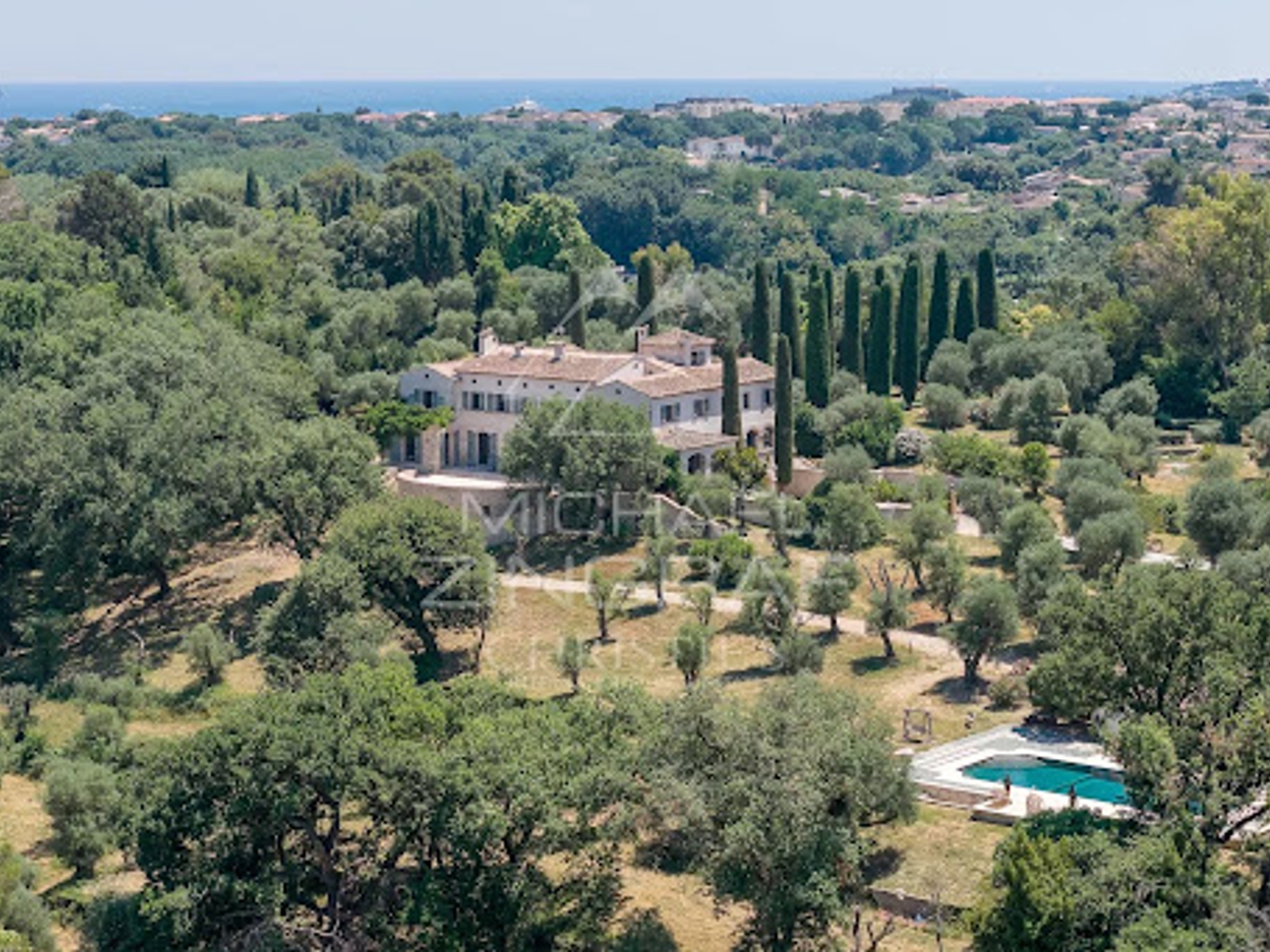 Maison 9 pièces 1076 m²