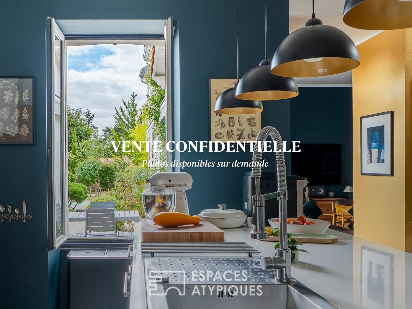 Maison de charme en plein bourg avec vie de plain pied, garage et ravissant jardin.