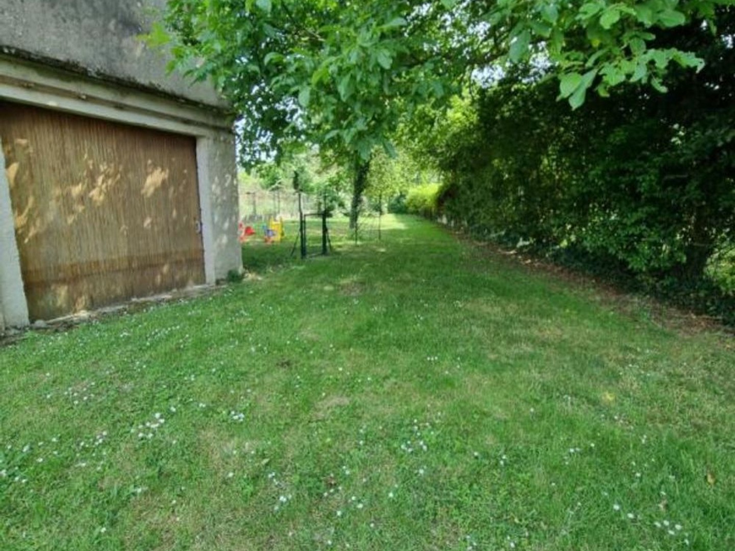 Garage, atelier de plus de 100 m²