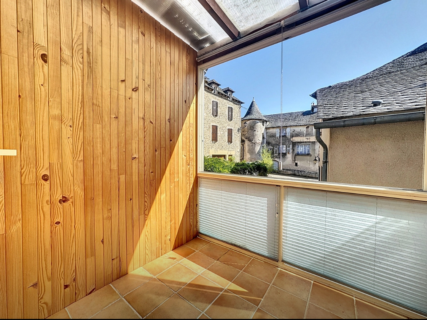 Maison de village rénovée en centre bourg avec 3 chambres et terrasse/loggia.