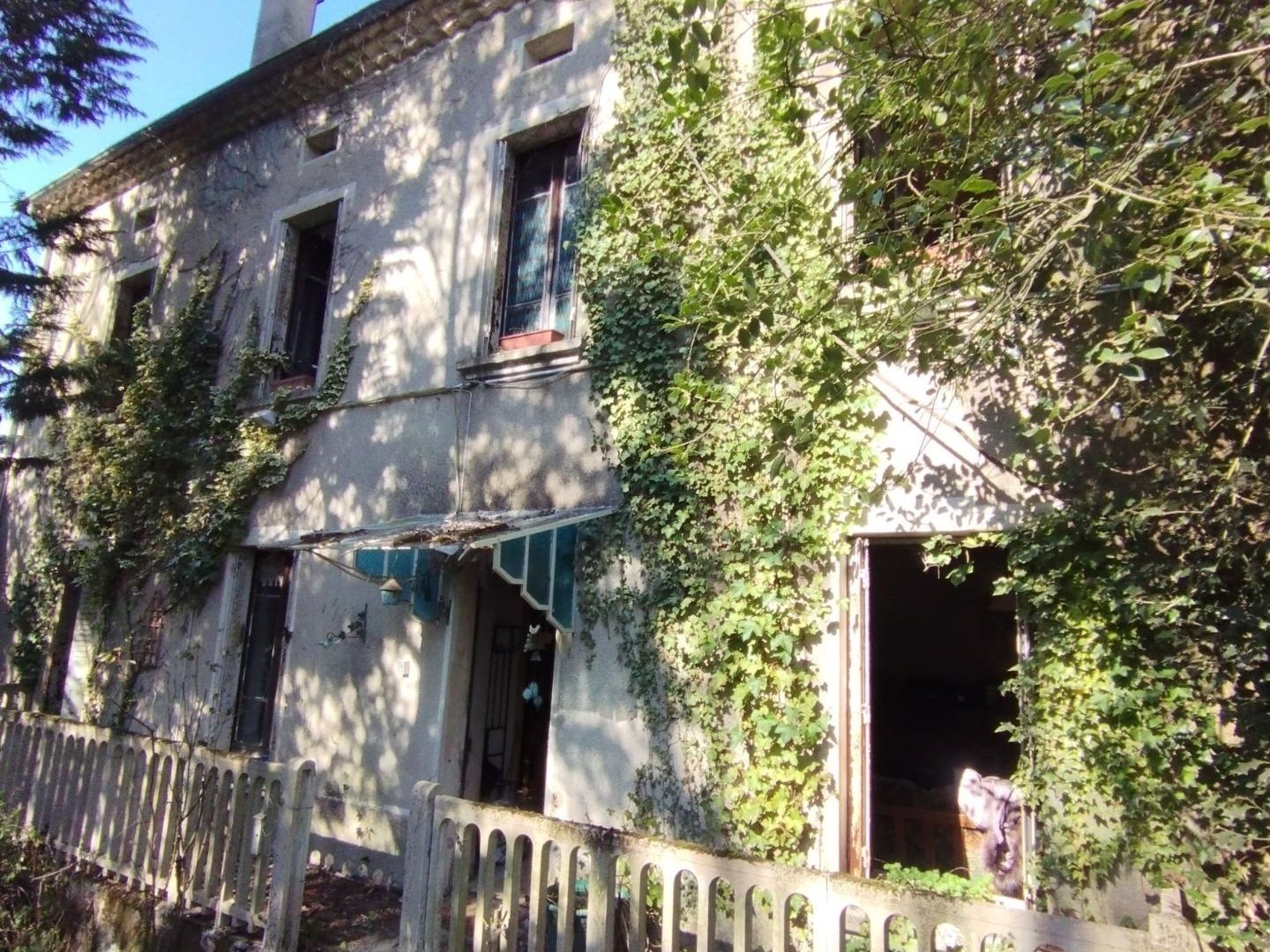 Une PERLE à rénover, terrain 8550m2, source, atelier etc...