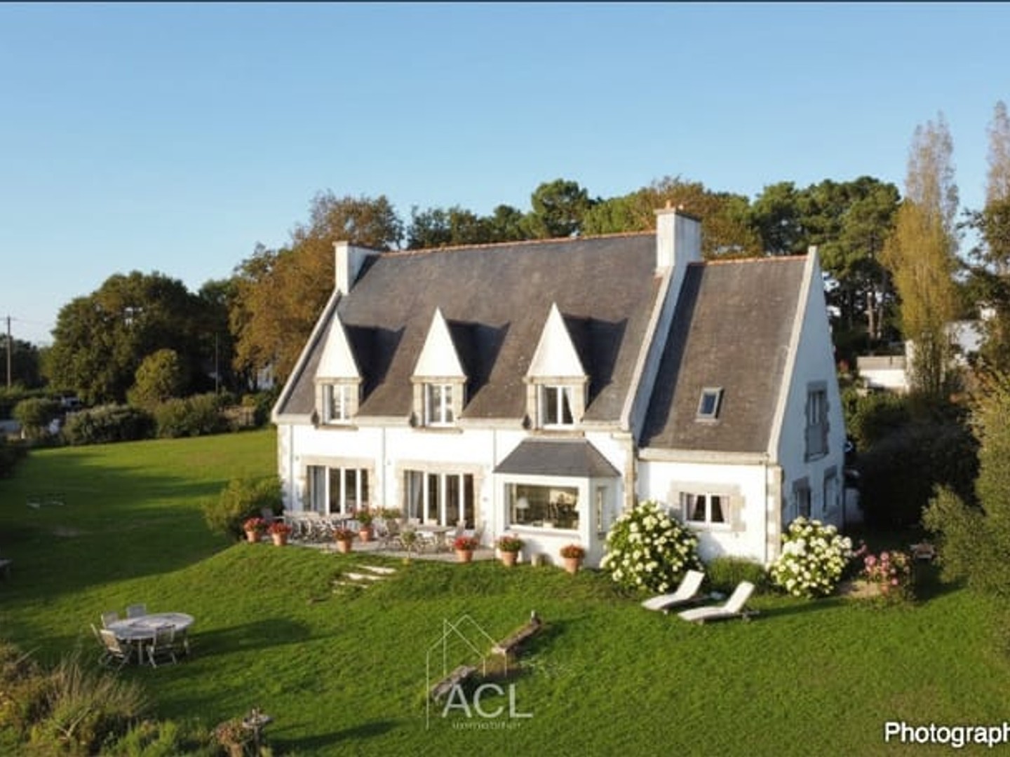 Grande maison familiale pieds dans l'eau, entre saline et océan