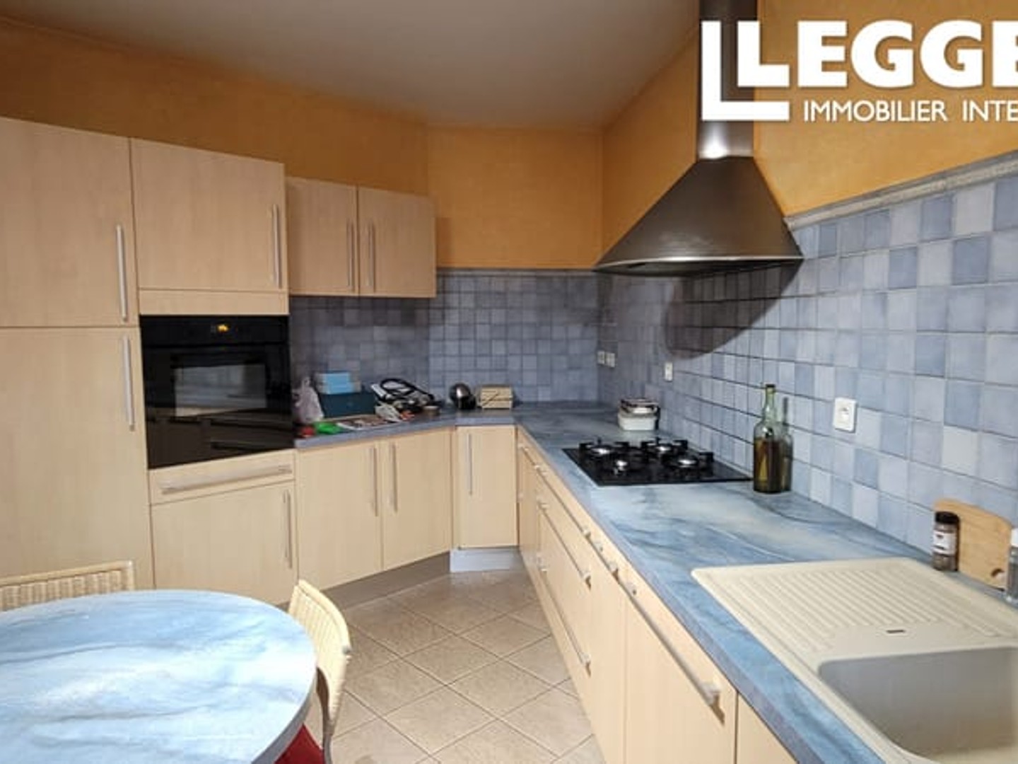 Excellente opportunité d'investissement - Appartement T3 au coeur de Chabanais avec local commercial et cave