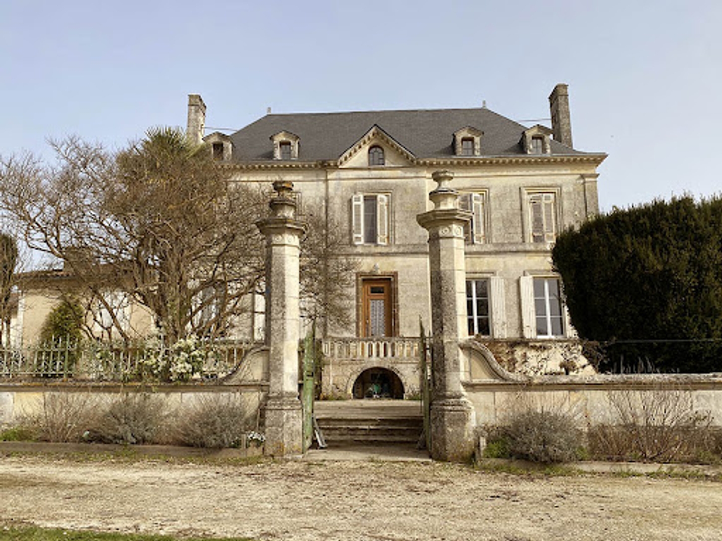 Maison à vendre - 30 pièces - 1840m2 - Mortagne-Sur-Gironde (17120)