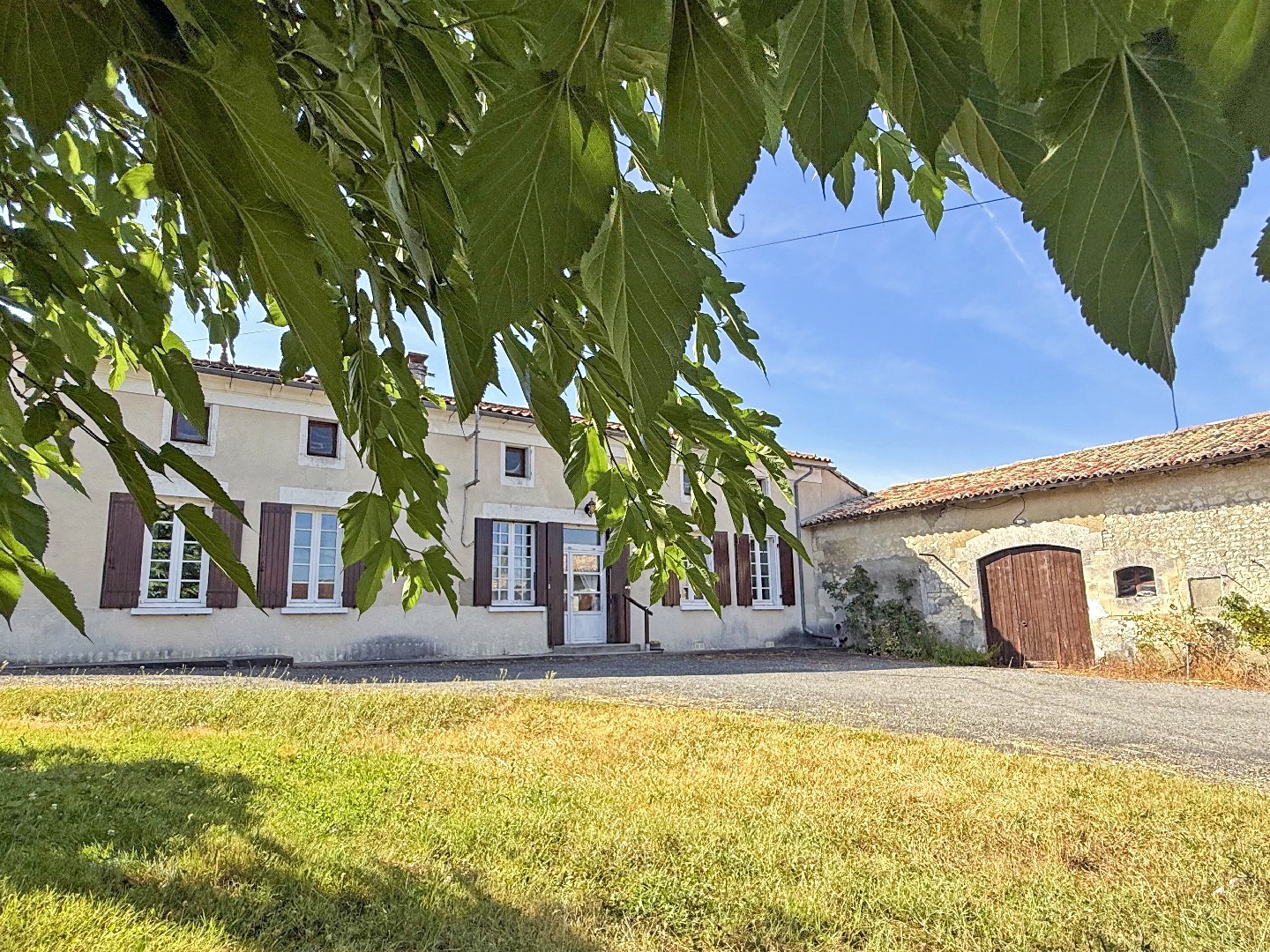 Maison charentaise à fort potentiel 106 m2 habitables & 600 m2 de dépendances