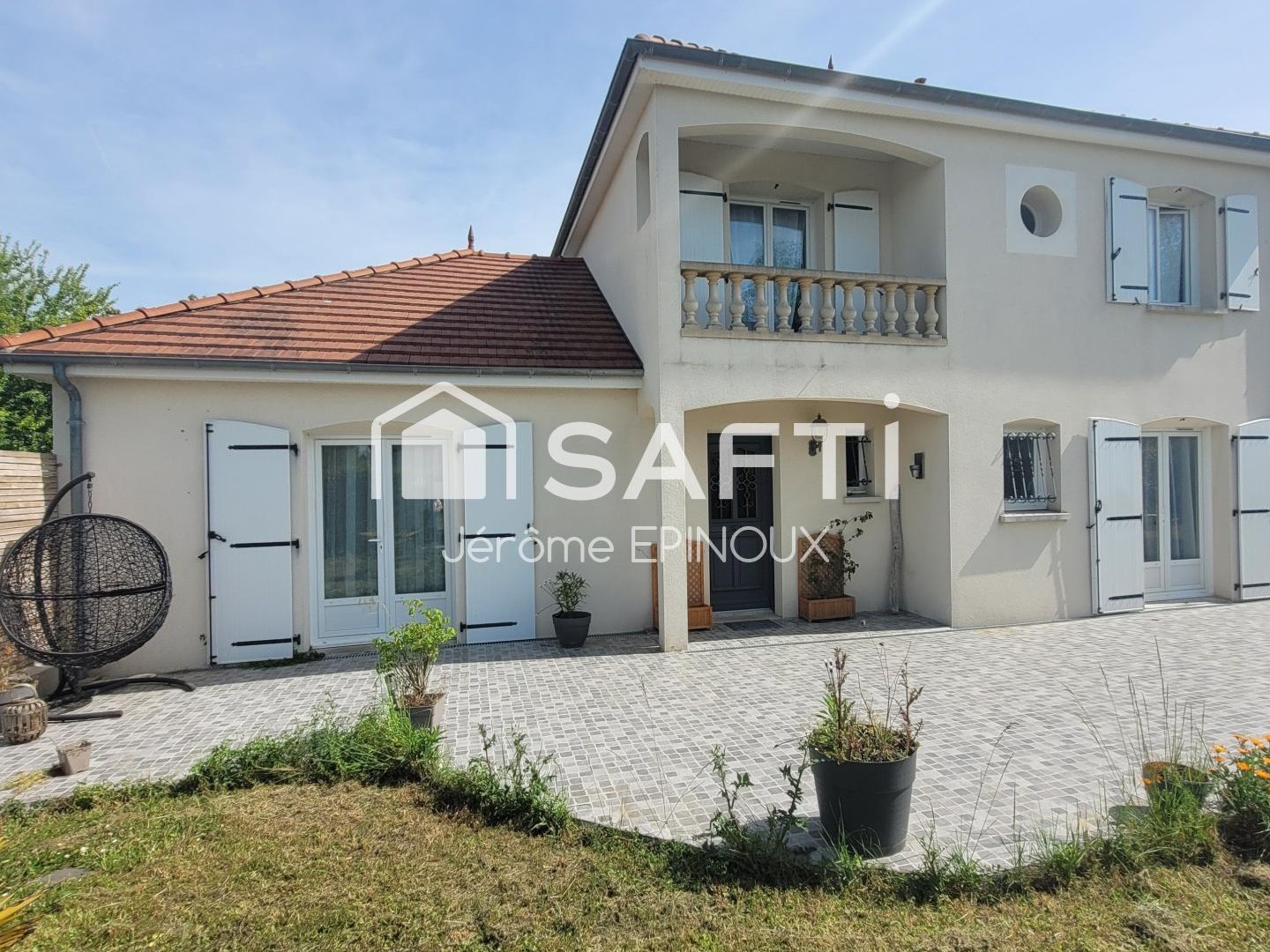 SUPERBE 181m2, vastes pièces de vie, possibilités de 7 chambres selon agencement dont une parentale, sur un agréable terrain utile à l'avant et convivial à l'arrière.