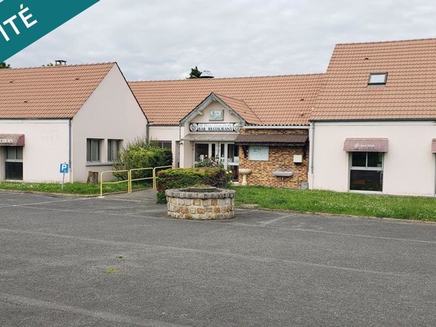 Immobilier commercial 400 m2, appartement 65 m2, terrain/parkings 9199 m2