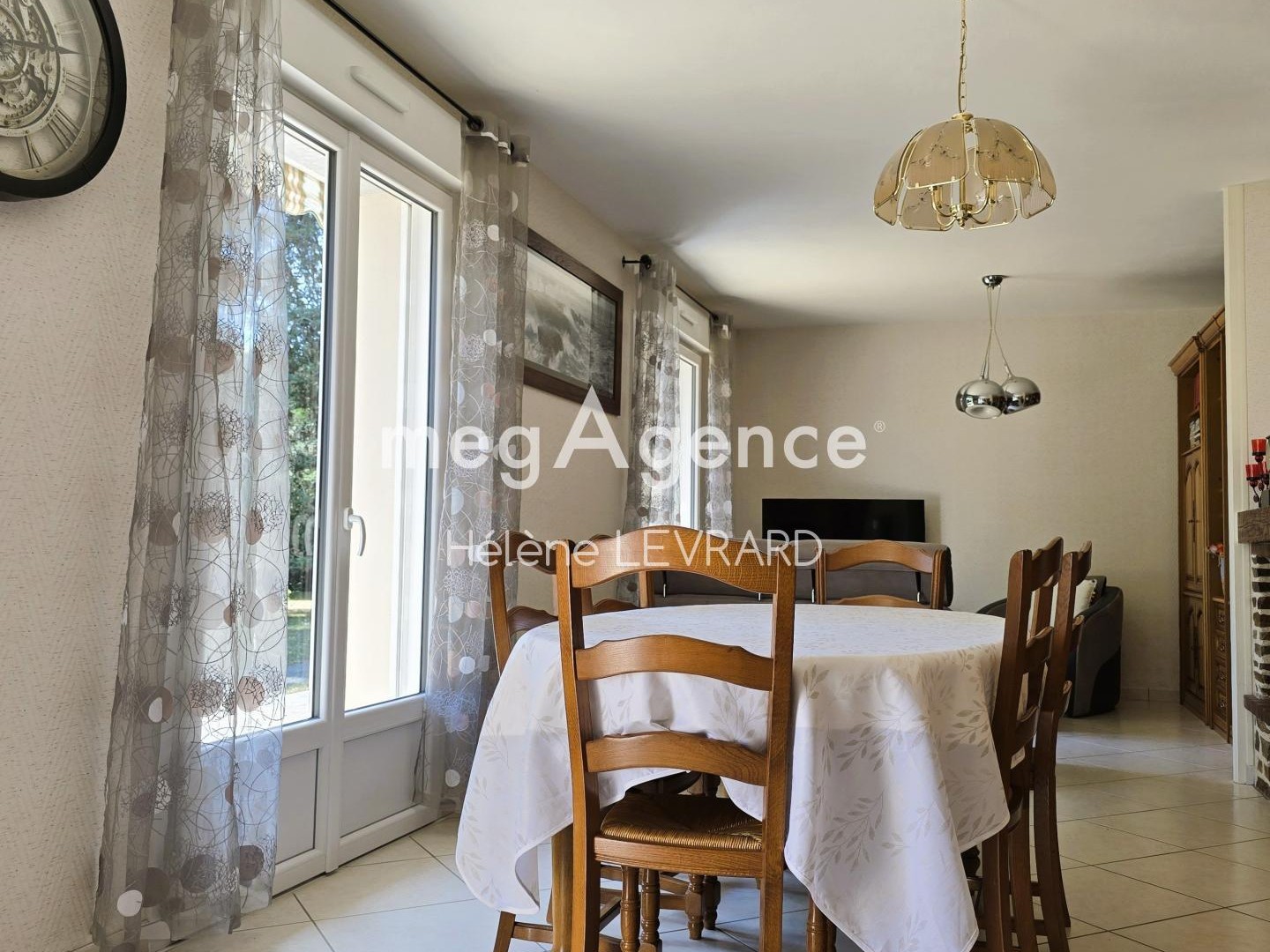 Maison avec grand terrain et plan d'eau