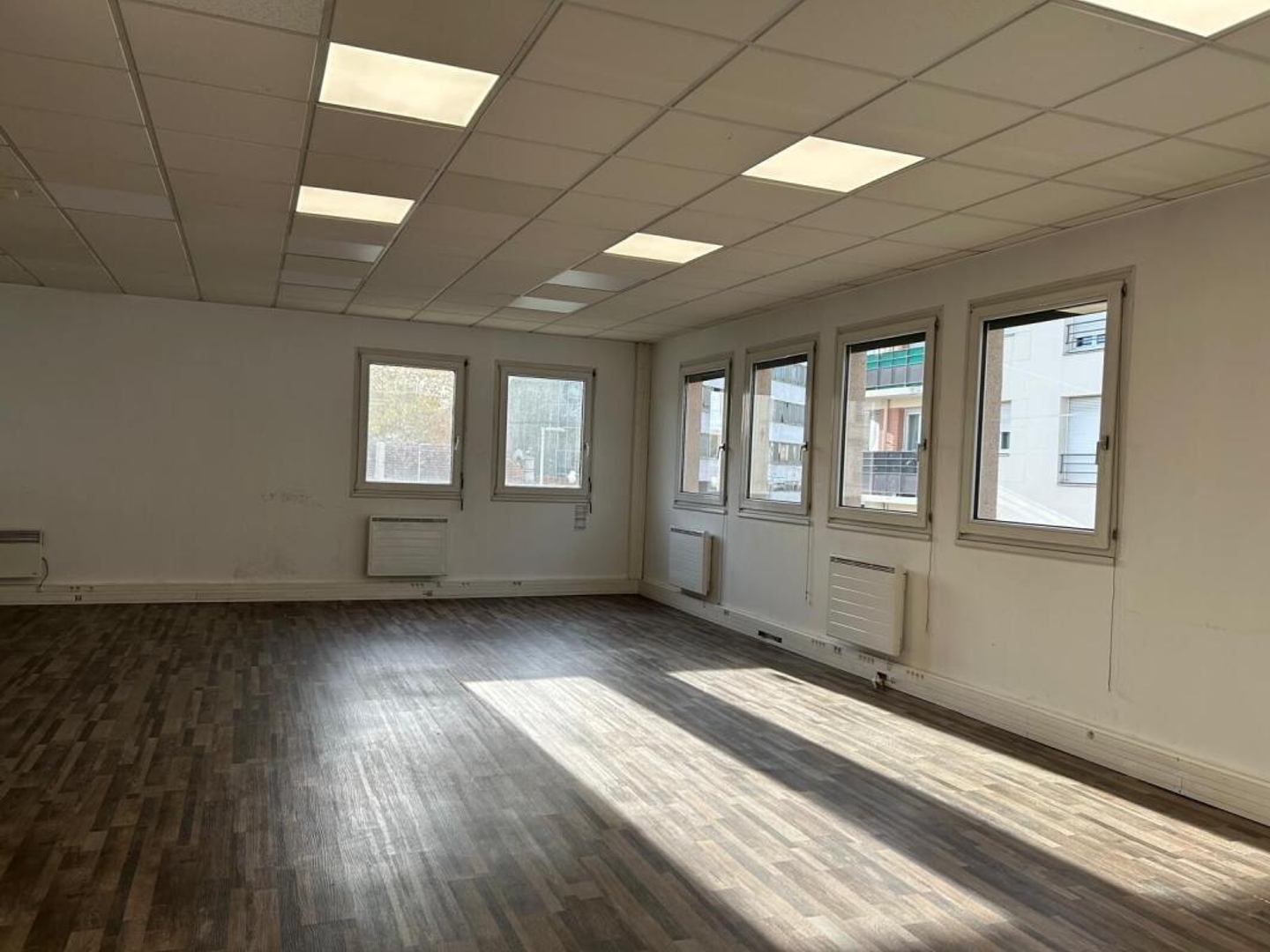 Locaux d'activite independants a vendre ou a louer a Nanterre avec hauteur sous plafond