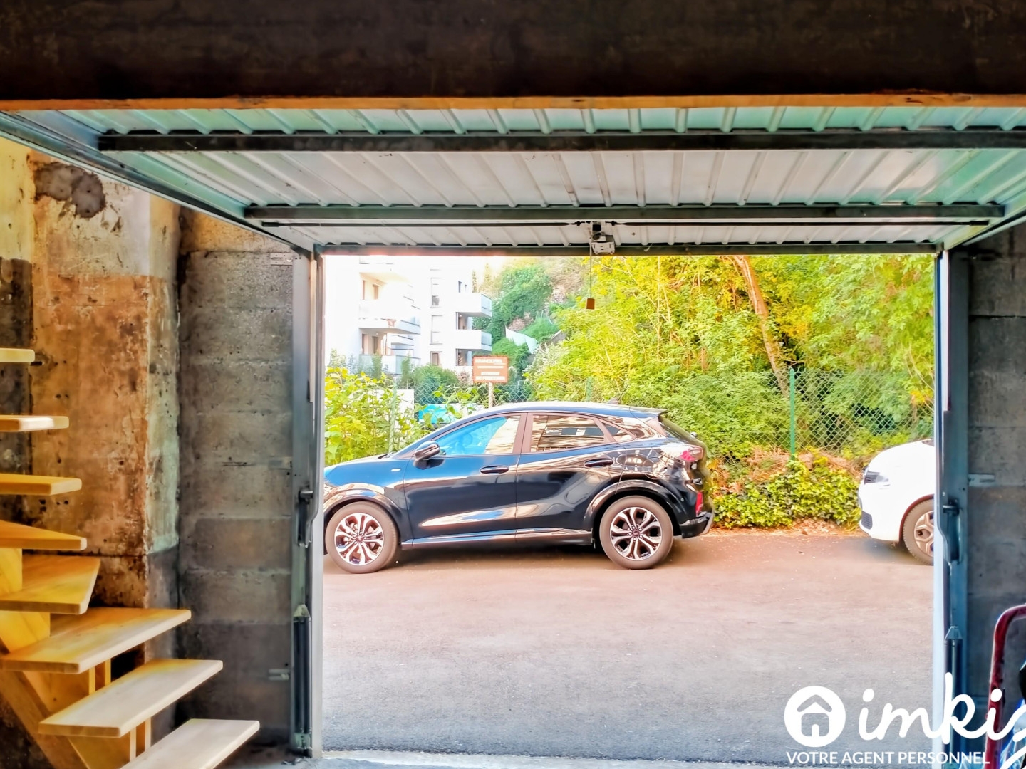 Garage avec espace stockage en mezzanine