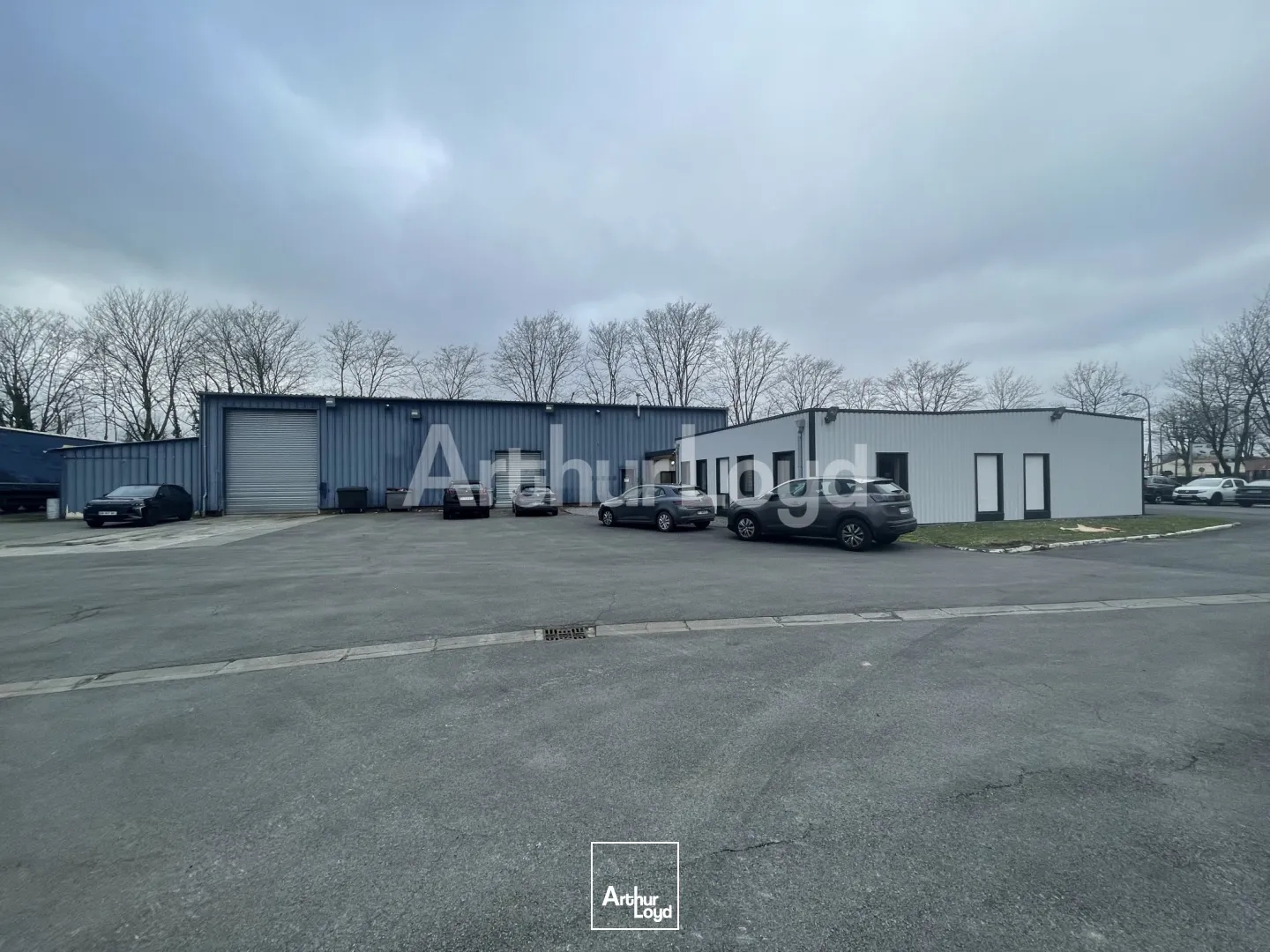 Bâtiment d'activité à vendre à Henin-Beaumont avec parking poids lourd