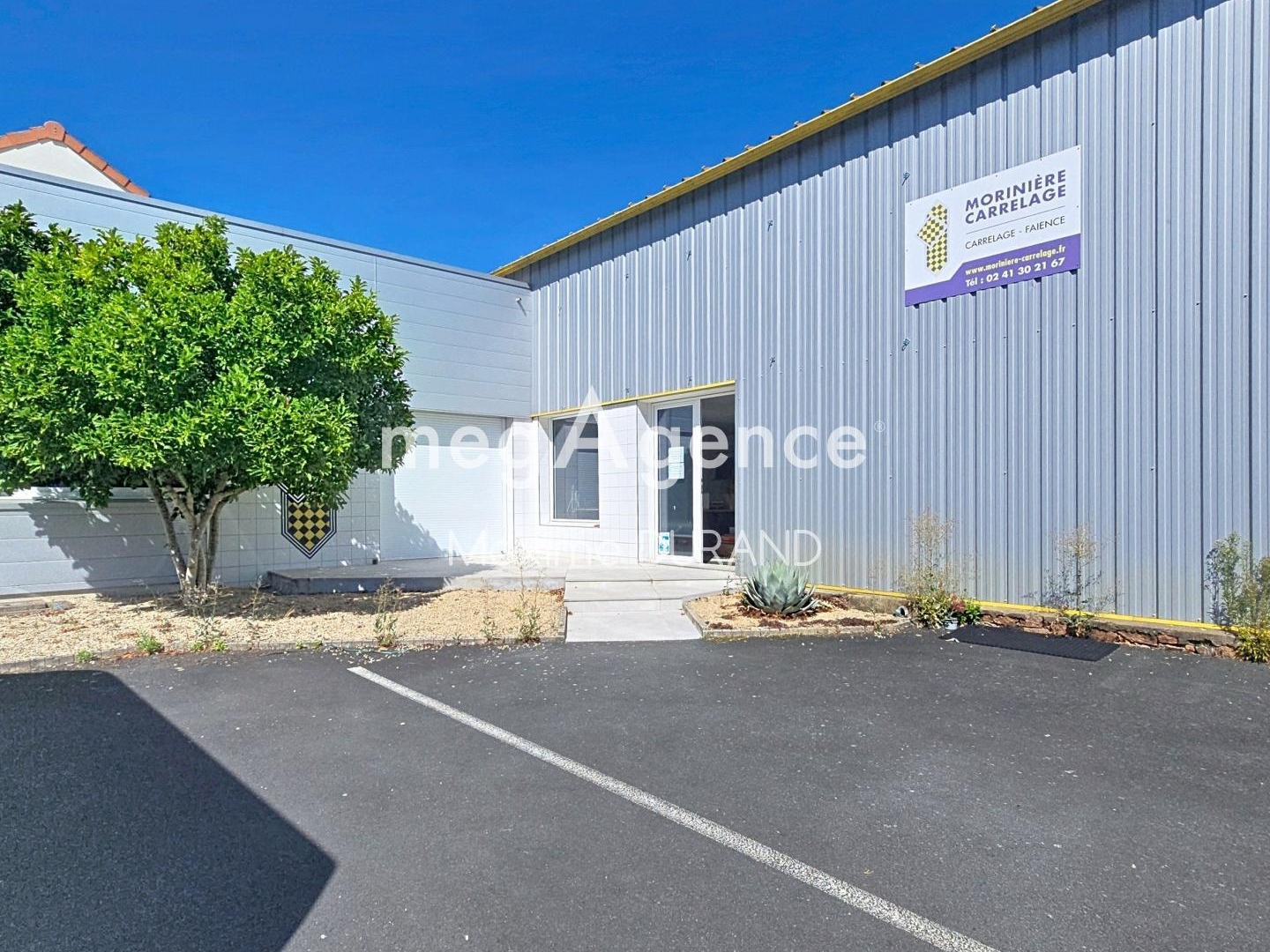 BÂTIMENT ARTISANAL - 352 M² - DÉPÔT & BUREAUX