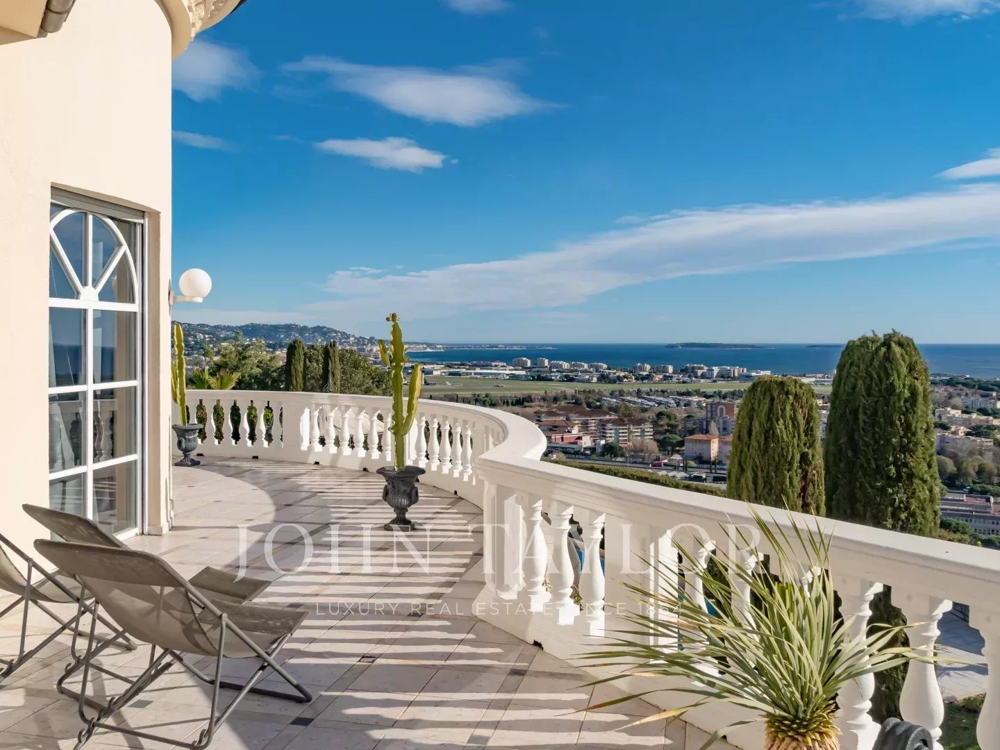 Maison à vendre - 7 pièces - 299m2 - Mandelieu-La-Napoule (06210)
