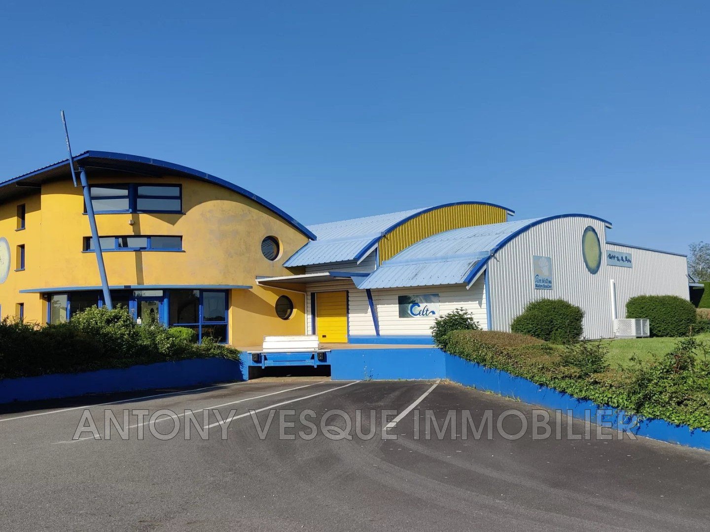 Immeuble commercial 1140 m²