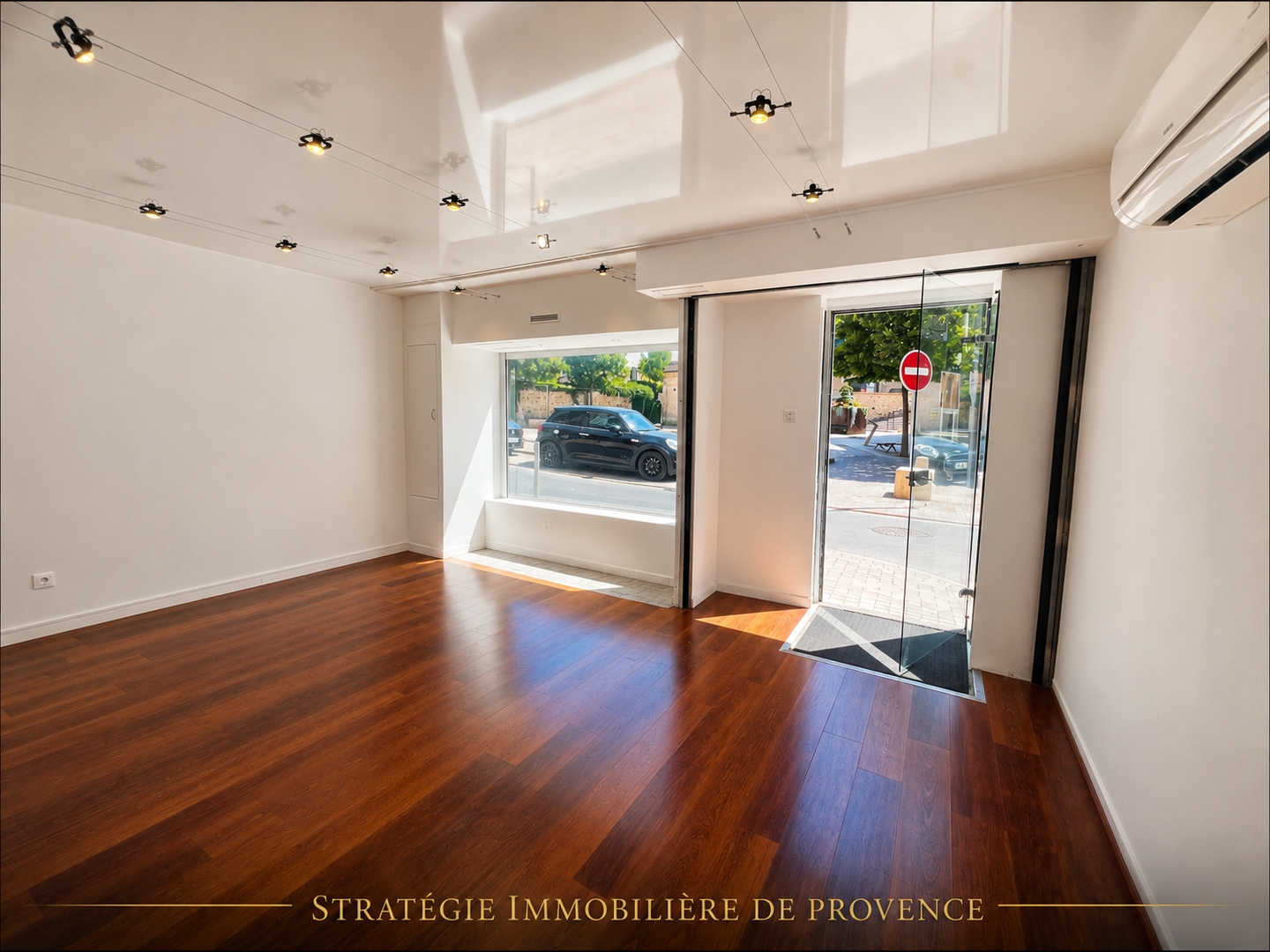 À VENDRE EN EXCLUSIVITE SUPERBE LOCAL COMMERCIAL DE 33 m2 PLUS CAVE VOUTÉE EN PLEIN COEUR HISTORIQUE DE LAMBESC