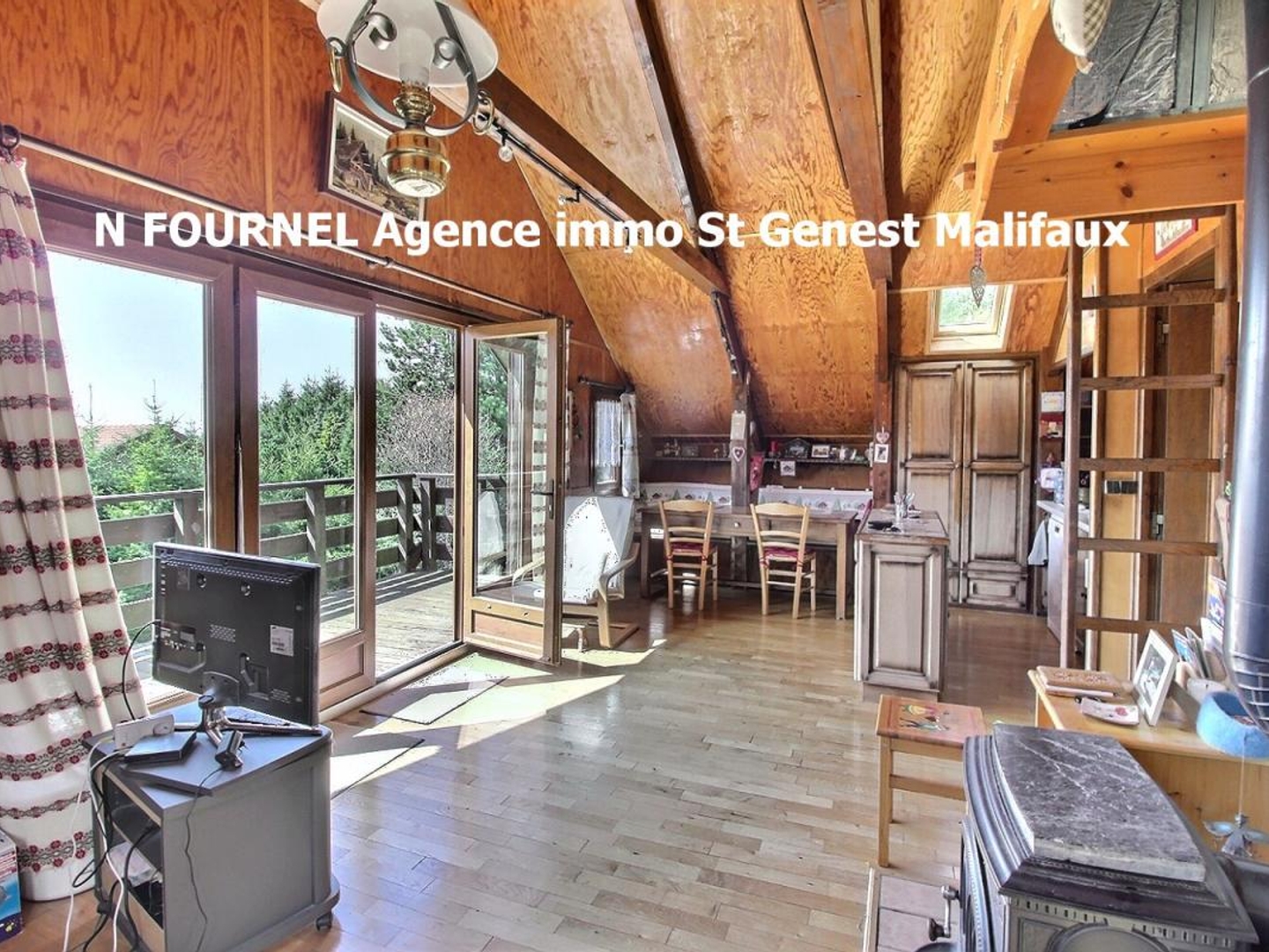 LE BESSAT 42660 Chalet exposé Sud Ouest construit en 1977 rénové avec extension en 2006, 82m² habitables sur 2920m² de terrain