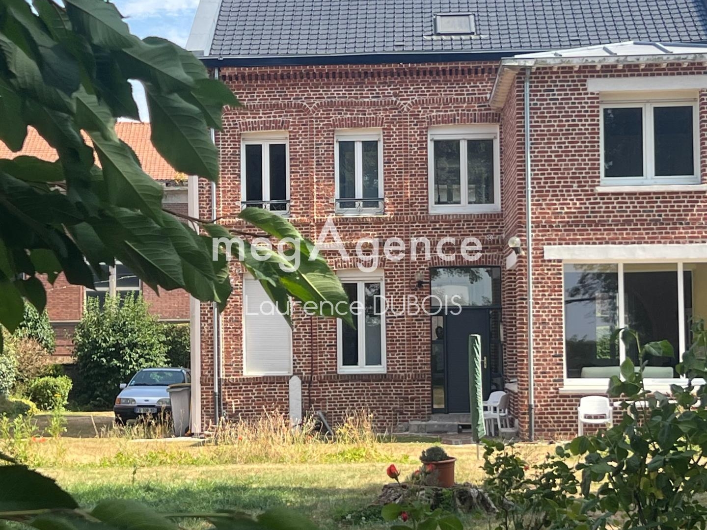 Vous serez charmés par cette superbe maison de caractère individuelle, entièrement rénovée par artisans, d'environ 227 m2 habitable, 5 chambres avec possibilité 6 ou 7. Idéale pour accueillir une grande famille où chacun trouvera son intimité.