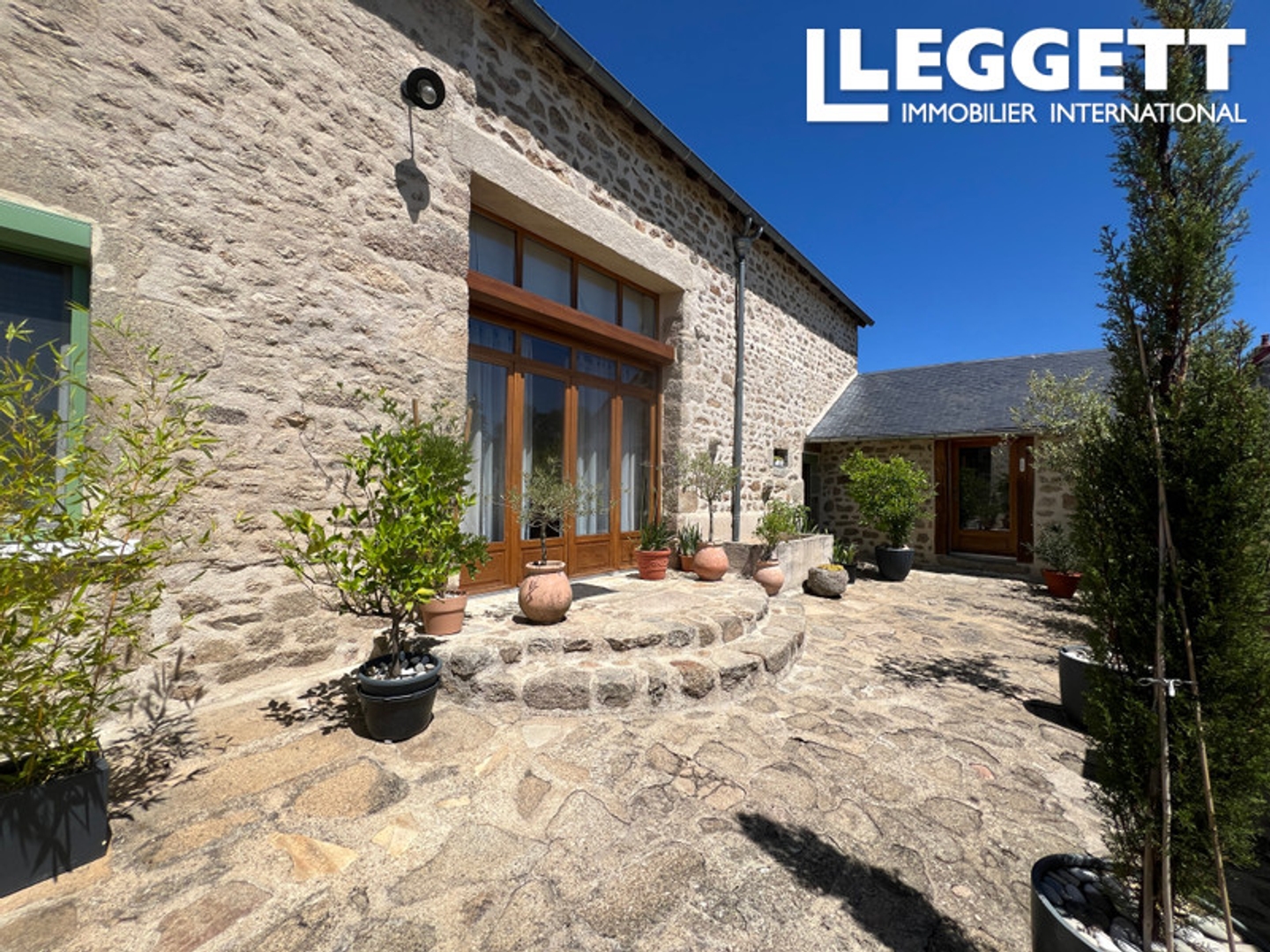 Belle propriété en pierre modernisée d'hameau, avec grand jardin, 3 chambres, Fosse septique aux normes.