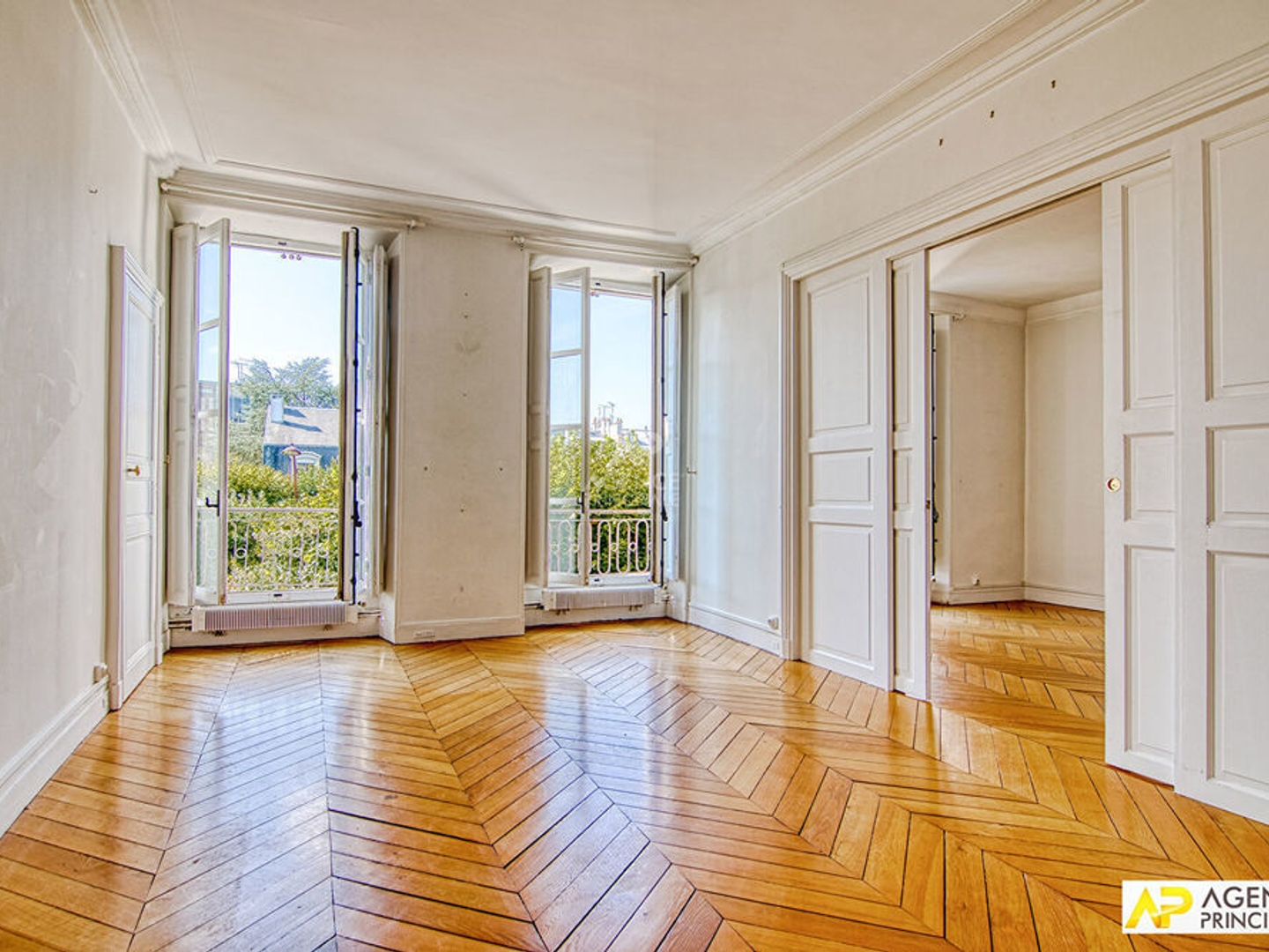 Versailles Notre dame Boulevard de la Reine , appartement 3 pièces 79M² carrez situé au 2-éme étage d'un immeuble 18 -ème.