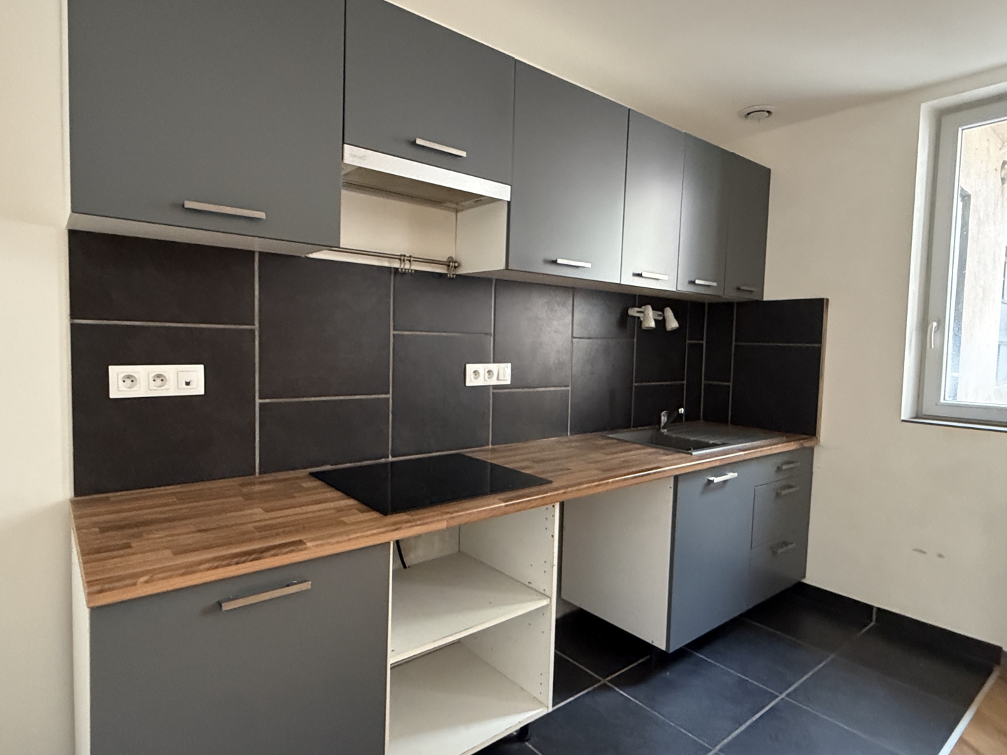 Immeuble à vendre - 7 pièces - 144m2 - Neuville-Sur-Ain (01160)
