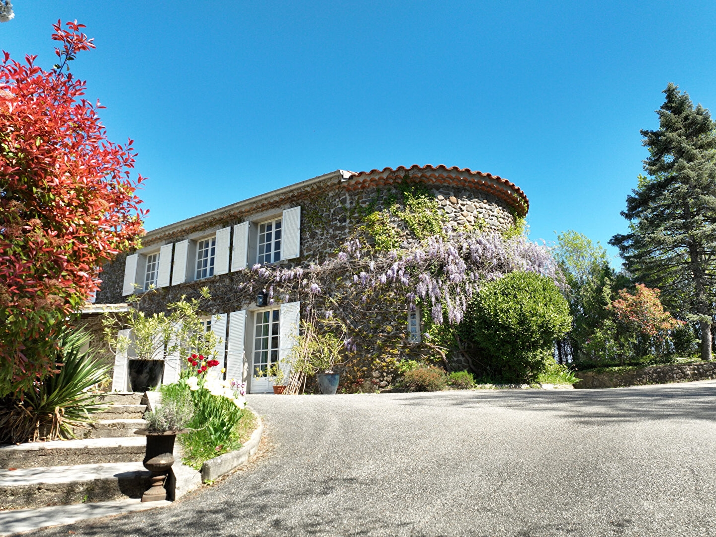 Chomérac, Ardèche. Propriété de caractère avec piscine à débordement