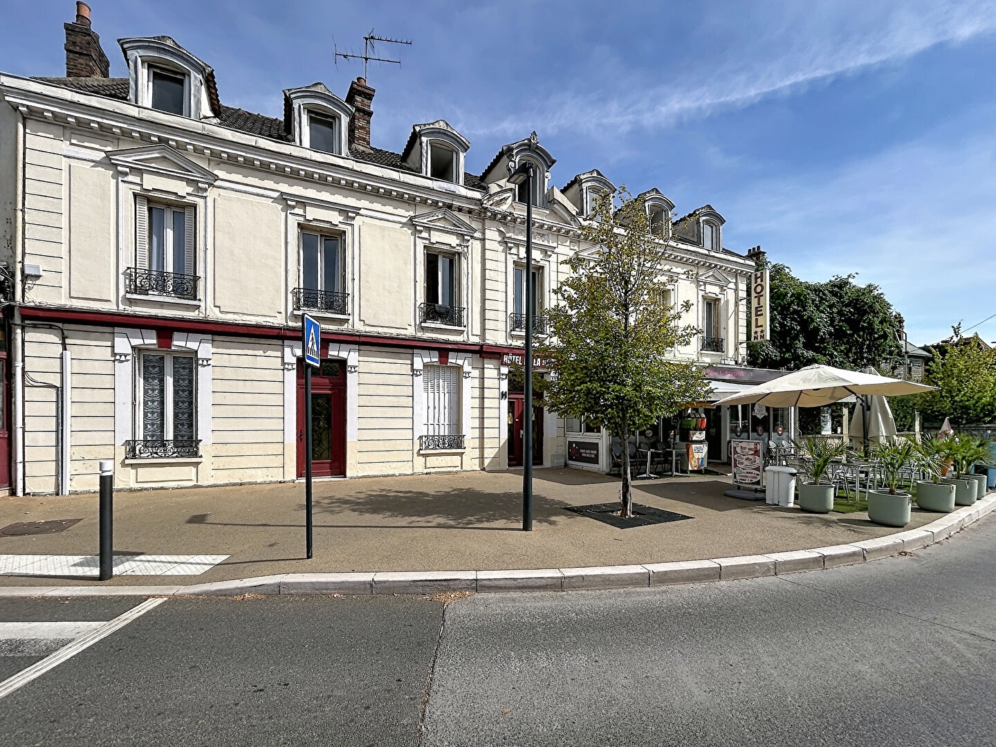 MONTEREAU - MURS D'HÔTEL & FONDS DE COMMERCE - EMPLACEMENT STRATÉGIQUE