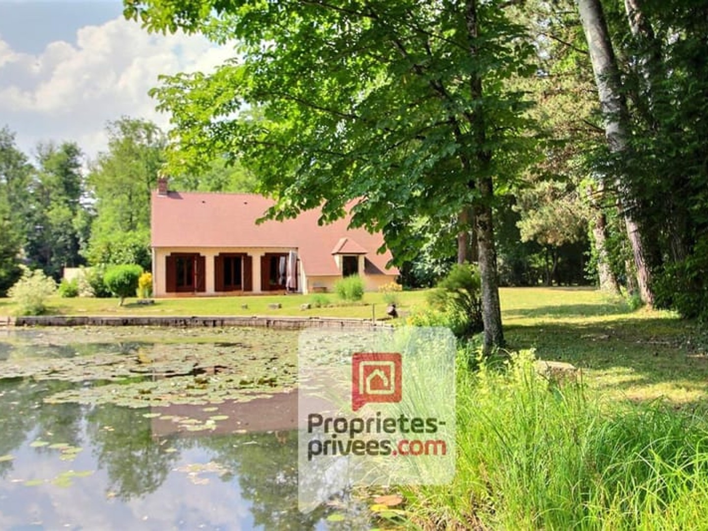 A 1h30 de PARIS - Charmante MAISON avec ETANG de 5000 m2, édifiée sur plus de 2 Hectares et bordé par une rivière