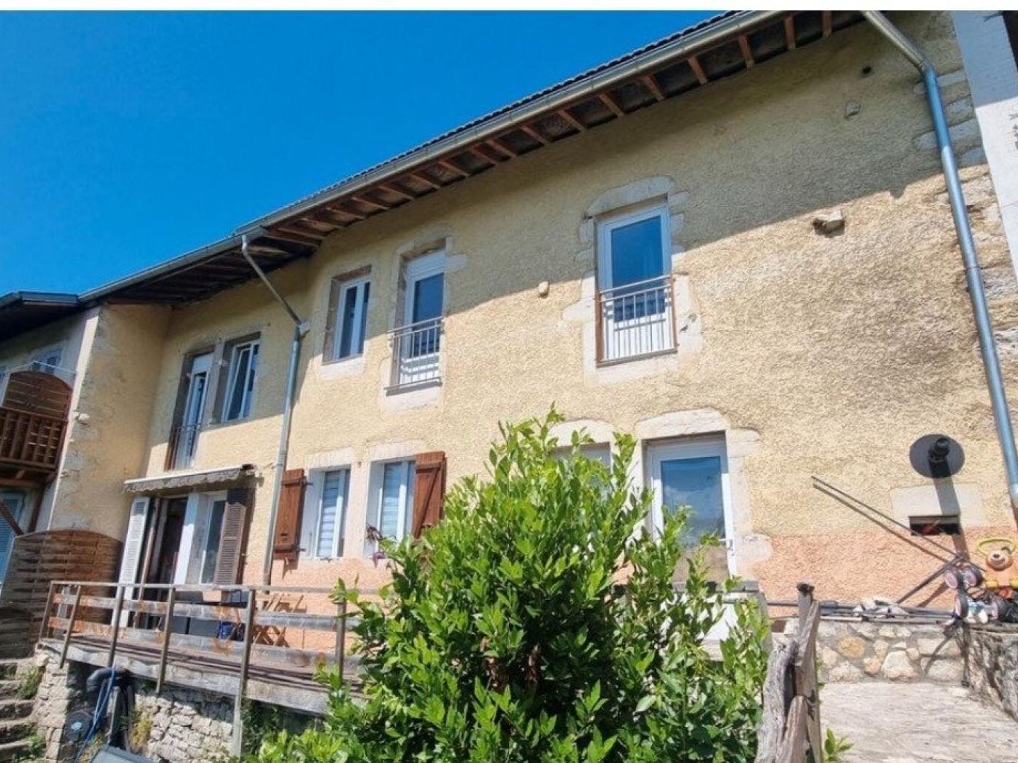Jolie maison avec 6 chambres et joli extérieur