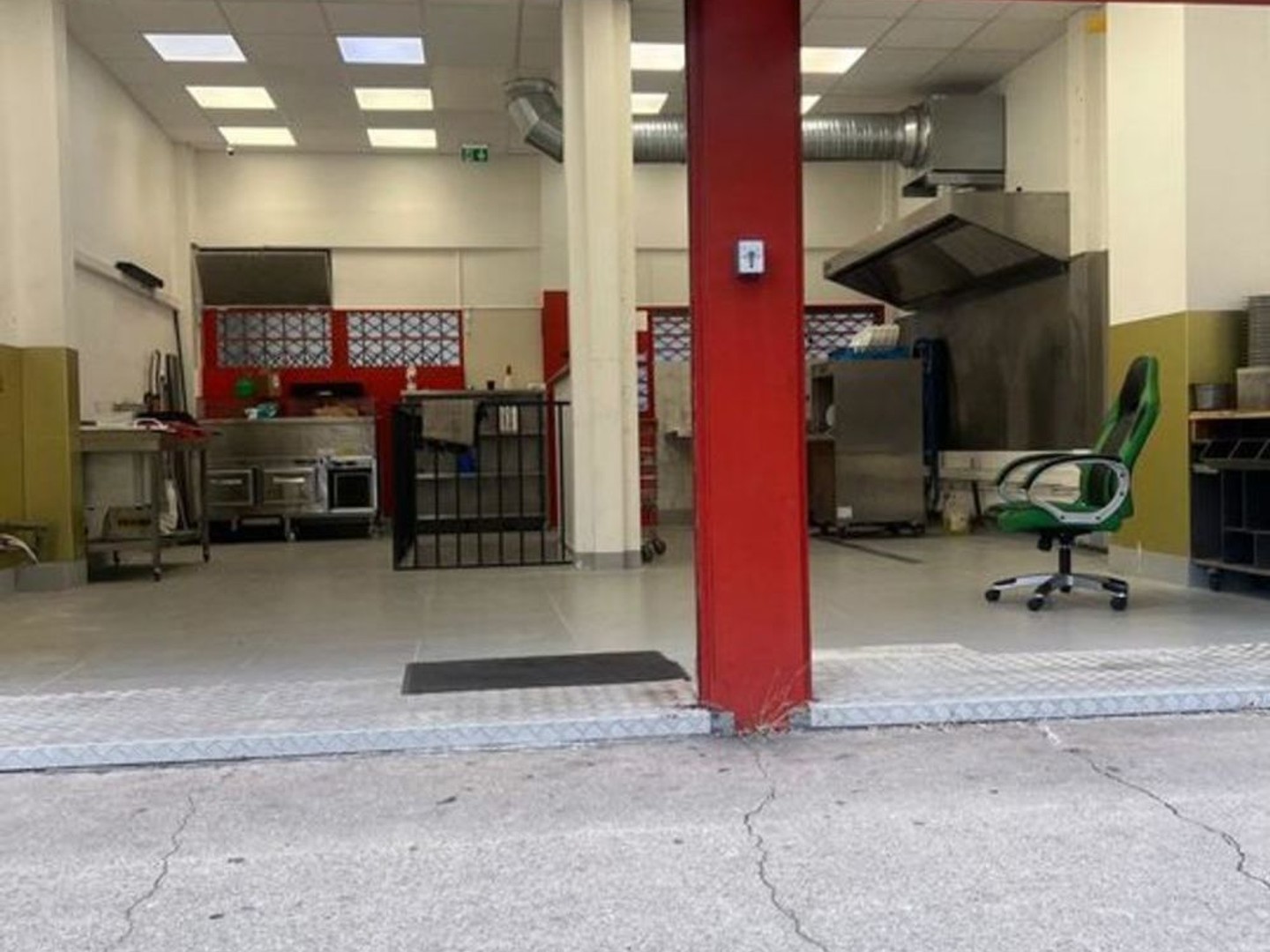 À VENDRE Restaurant avec Appartement + Grand Sous-Sol