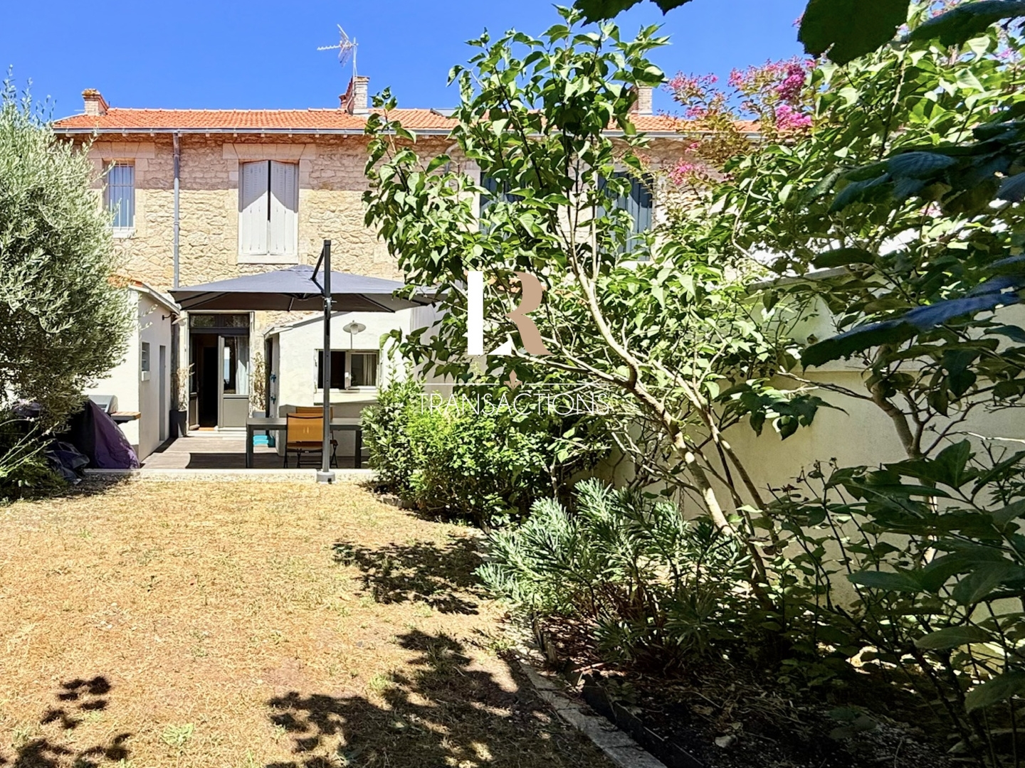 La genette - Maison de ville joliment rénovée avec jardin exposé plein Sud