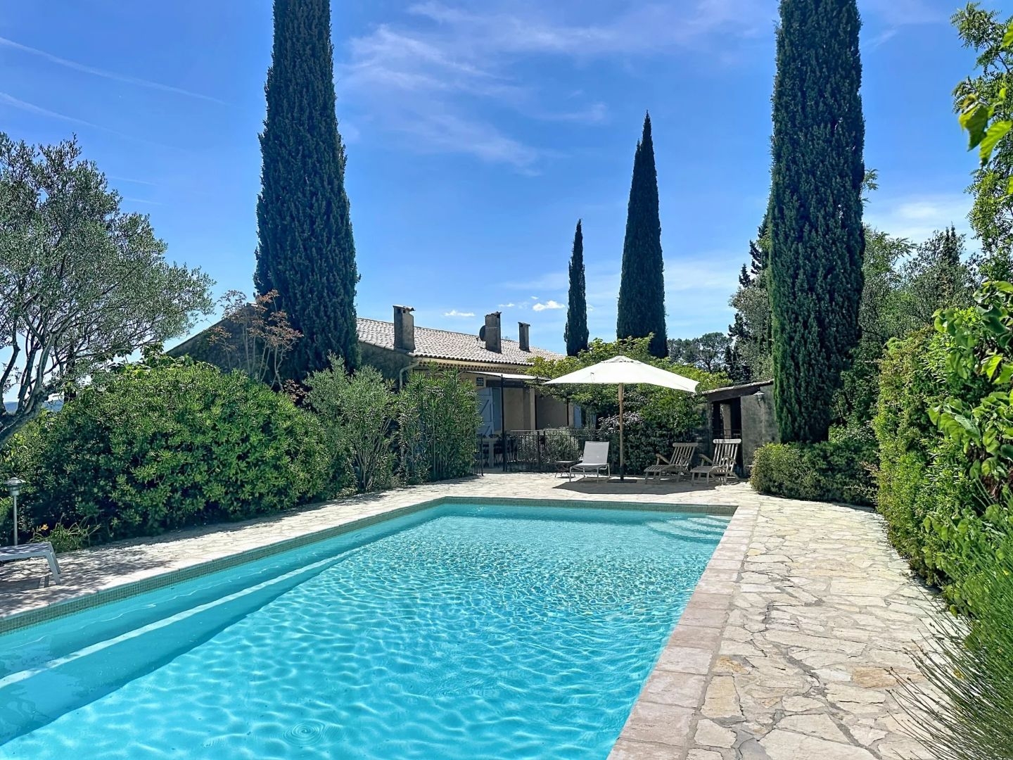 Grande maison avec vue dégagée et piscine à Lorgues
