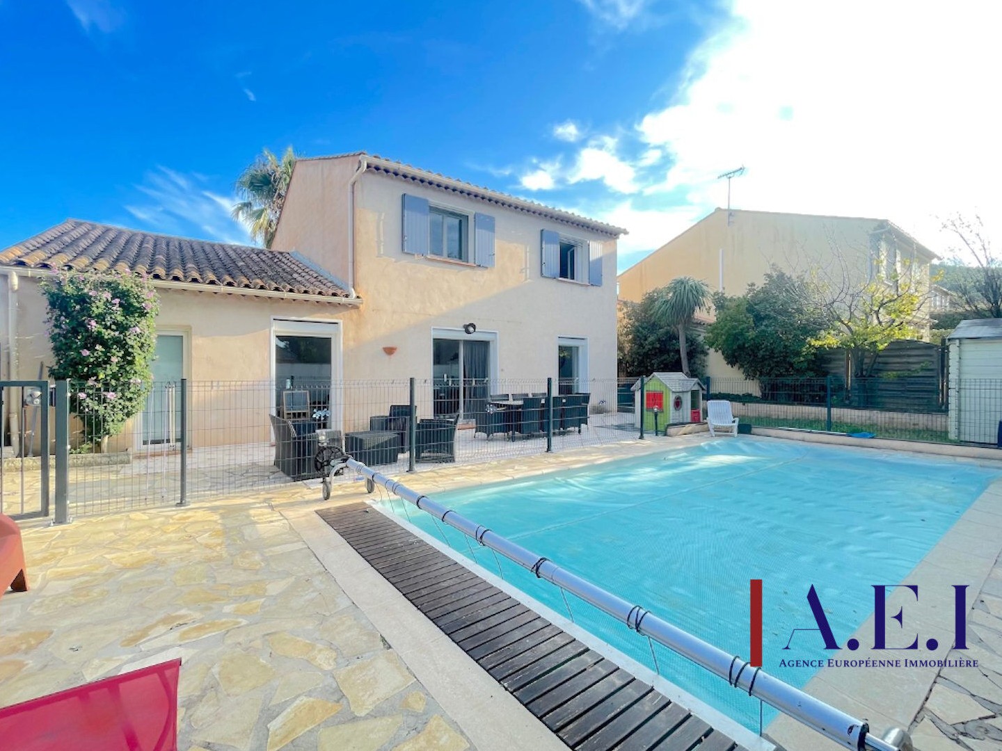 Villa individuelle avec piscine et garage
