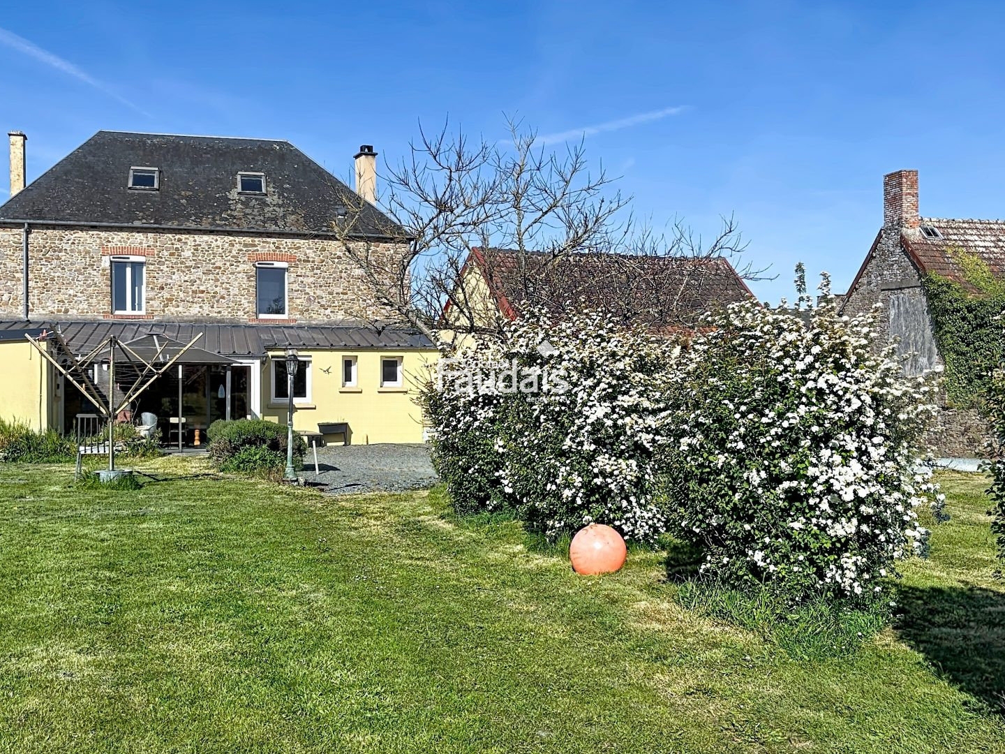 Ensemble immobilier à vendre à PIROU !