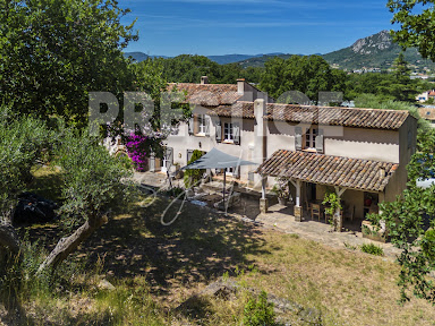 Maison à vendre - 7 pièces - 220m2 - Hyères (83400)