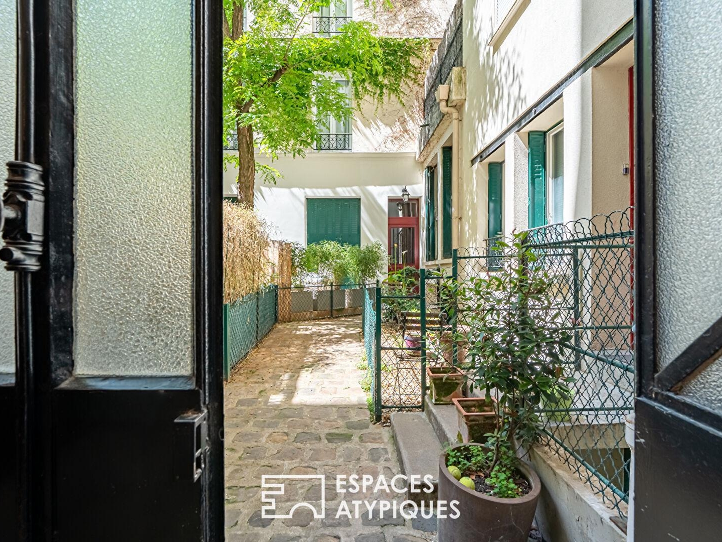 Duplex inversé en cour anglaise arborée, au coeur de l'île de la Jatte.