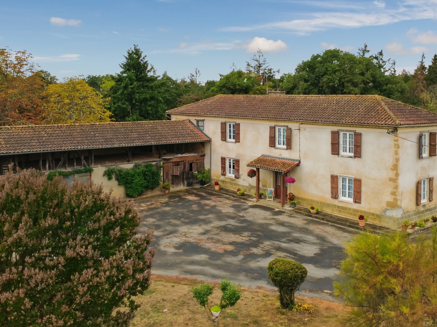 Maison Gasconne de 165m2 avec dépendances 400m2 et terrain plus de 3 hectares