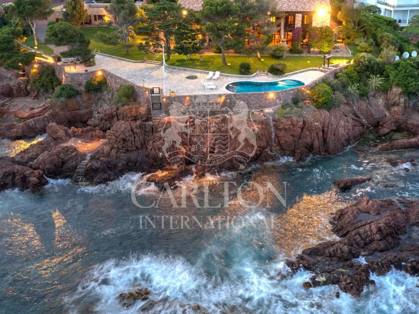 Maison à vendre - 13 pièces - 625m2 - Saint-Raphaël (83530)