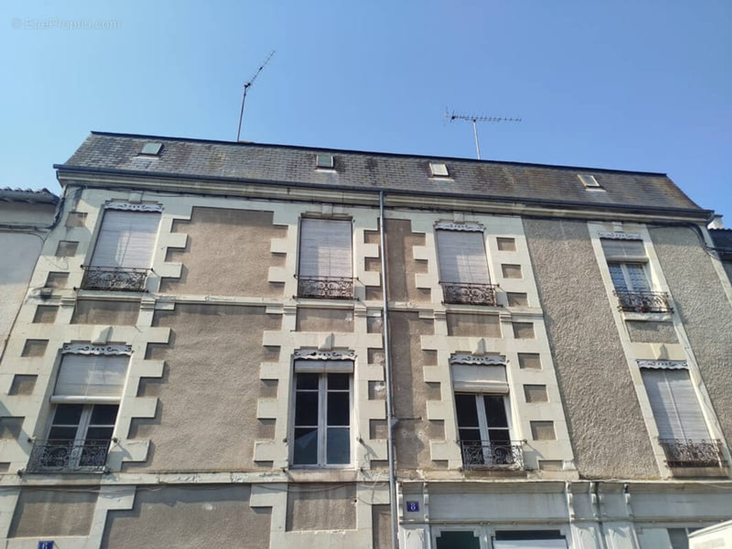 Immeuble en exclusivité à Richelieu 4 T2 + 1 studio Travaux à prévoir