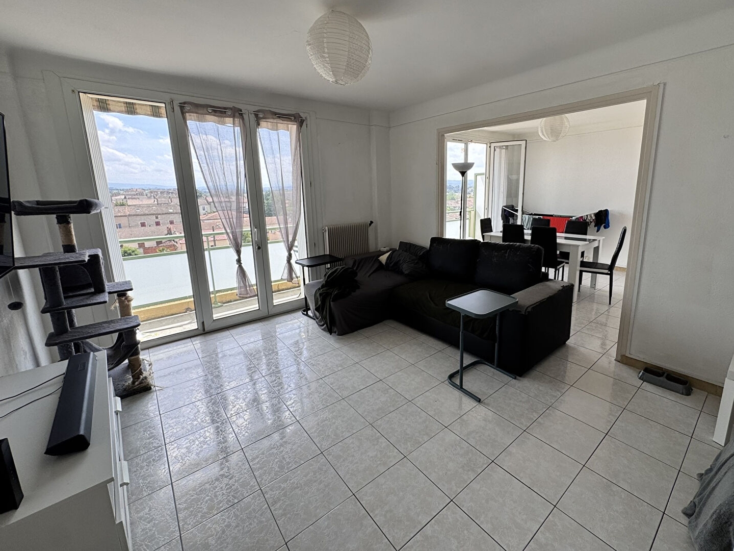 CARCASSONNE ? APPARTEMENT TRAVERSANT 76 M² ? DERNIER ÉTAGE ? BALCONS ? PARKING PRIVATIF