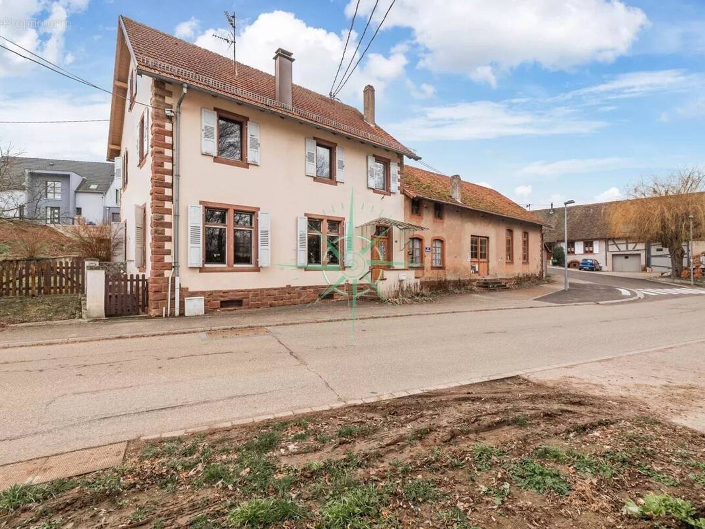 À vendre : bien polyvalent à transformer : maison, grange et salle de fêtes