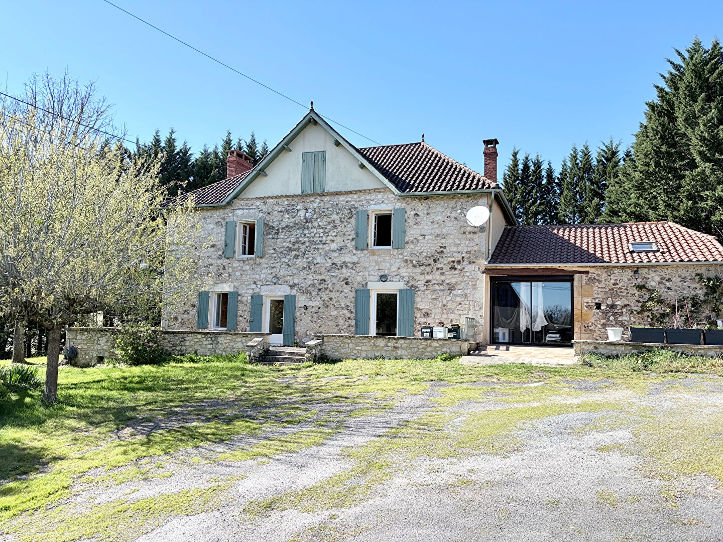 Ensemble immobilier avec 5 logements à 10 min de Villeréal